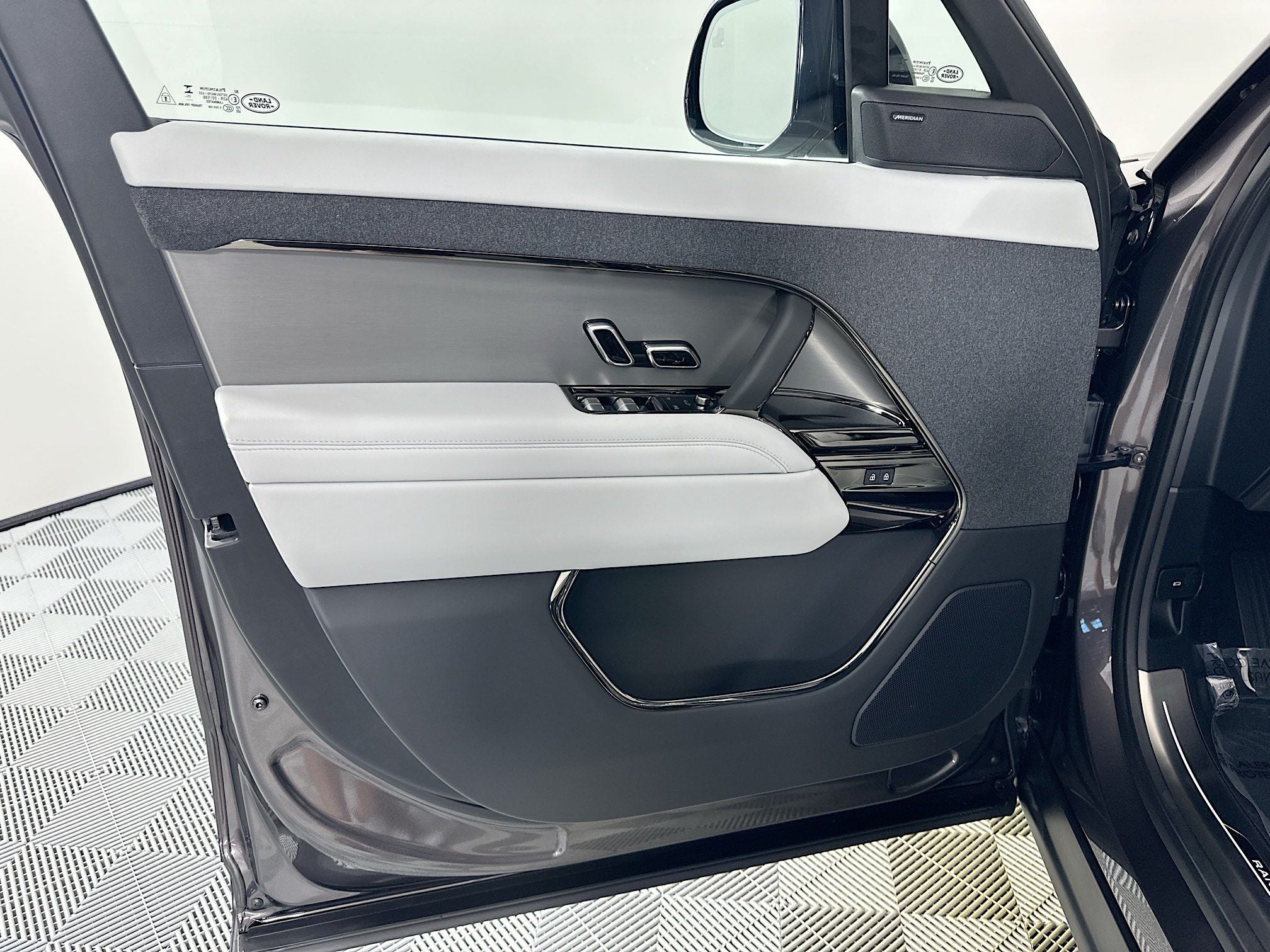 2026 Land Rover Range Rover Sport SE