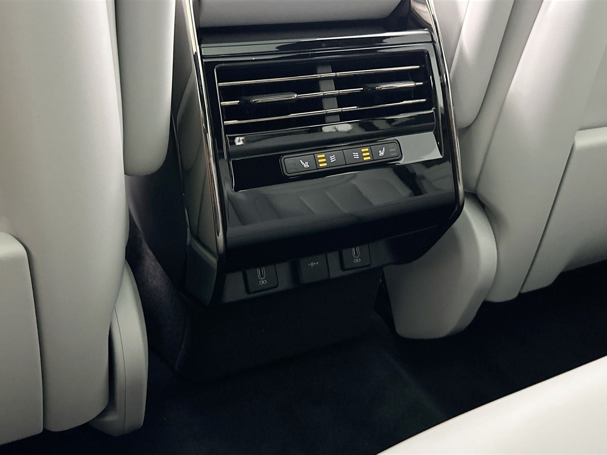 2026 Land Rover Range Rover Sport SE