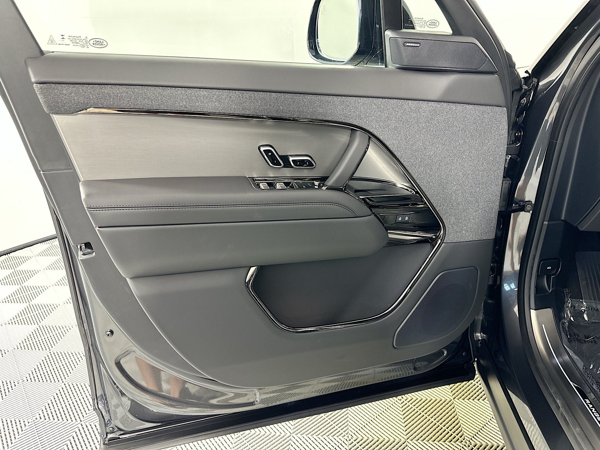 2026 Land Rover Range Rover Sport SE