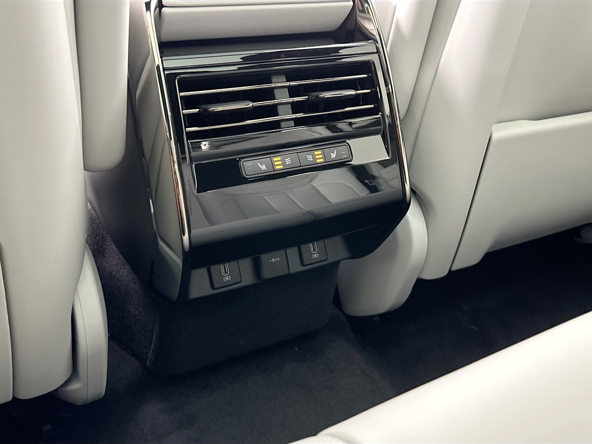 2026 Land Rover Range Rover Sport SE