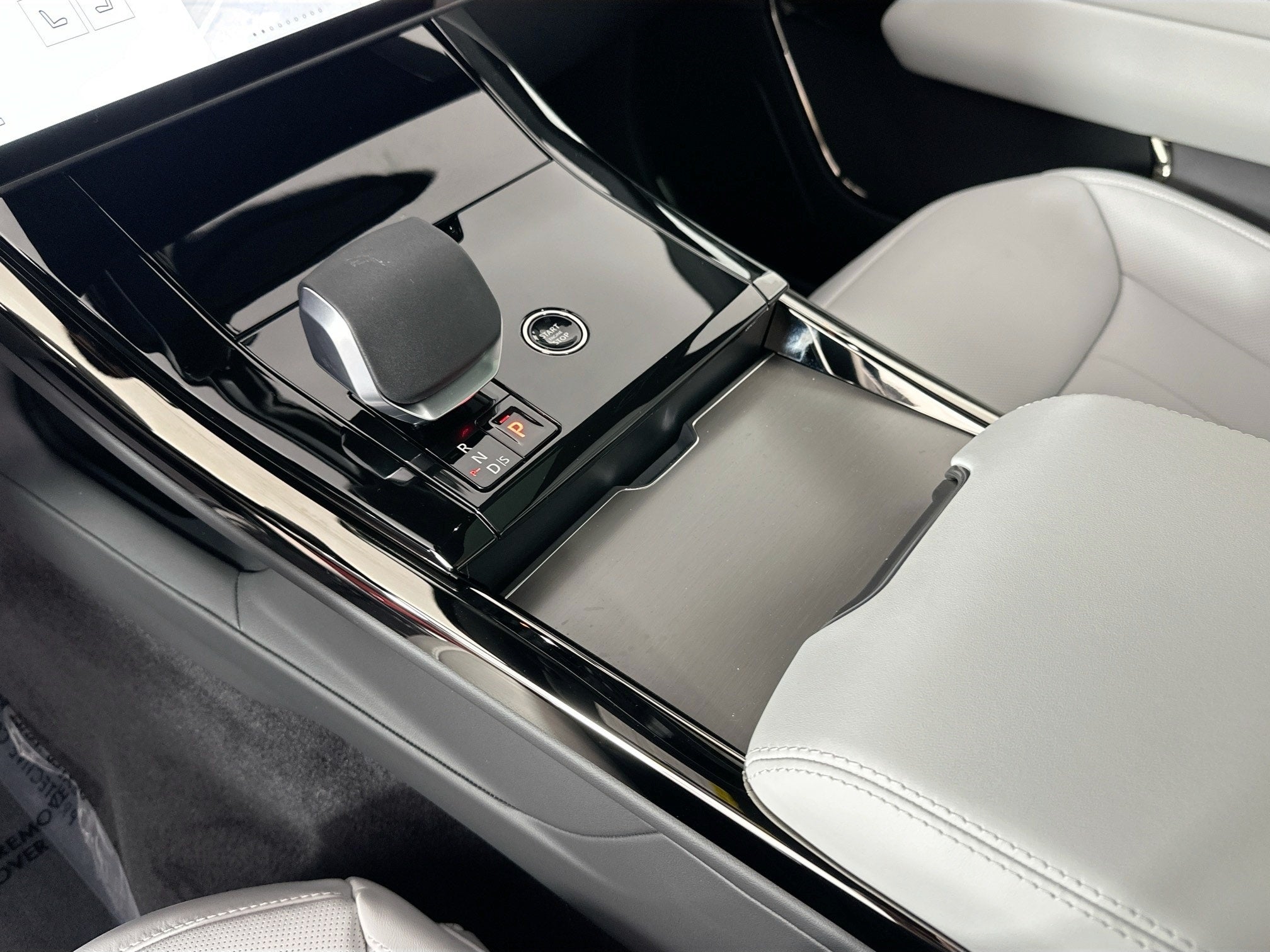 2026 Land Rover Range Rover Sport SE