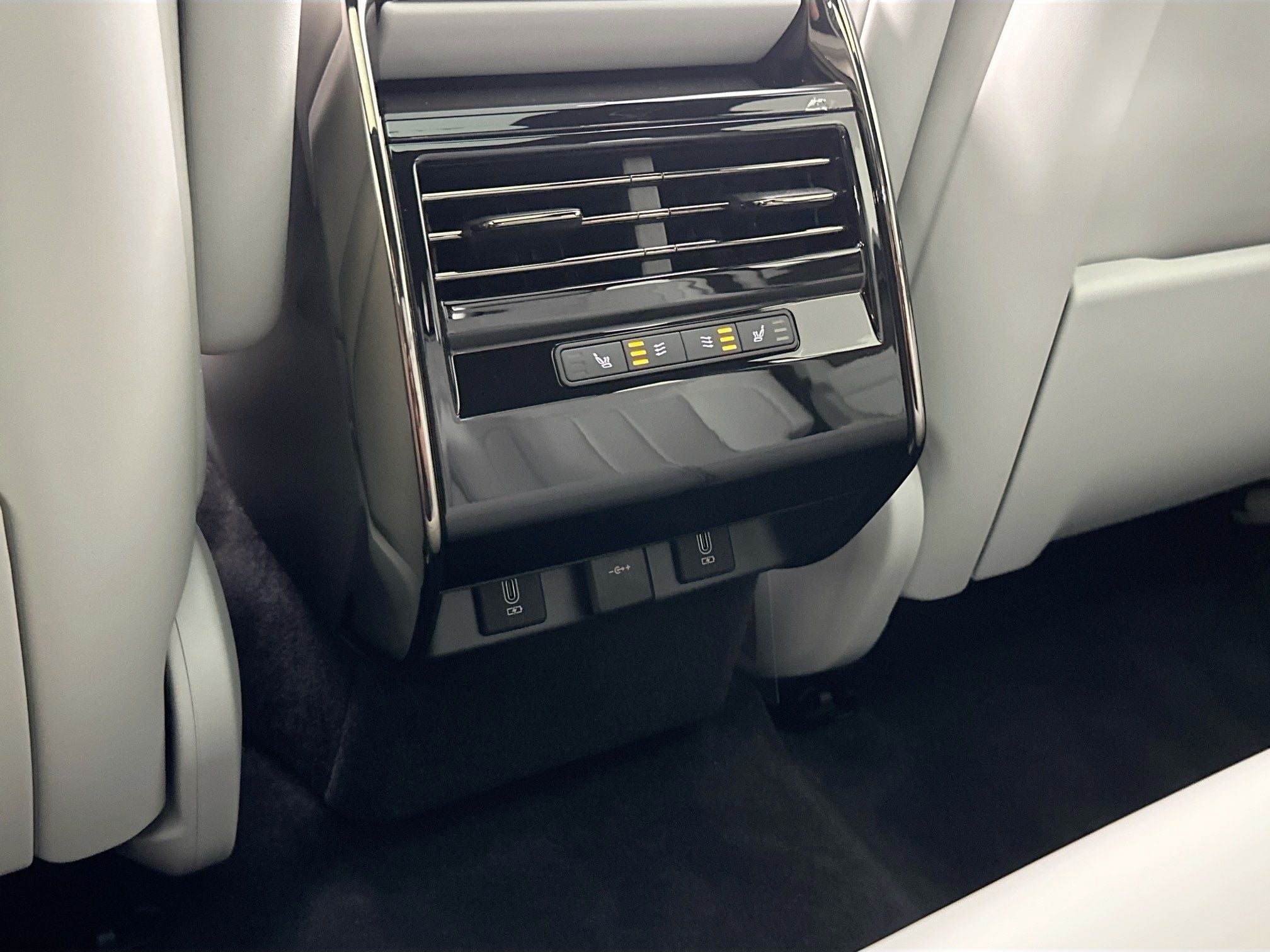 2026 Land Rover Range Rover Sport SE