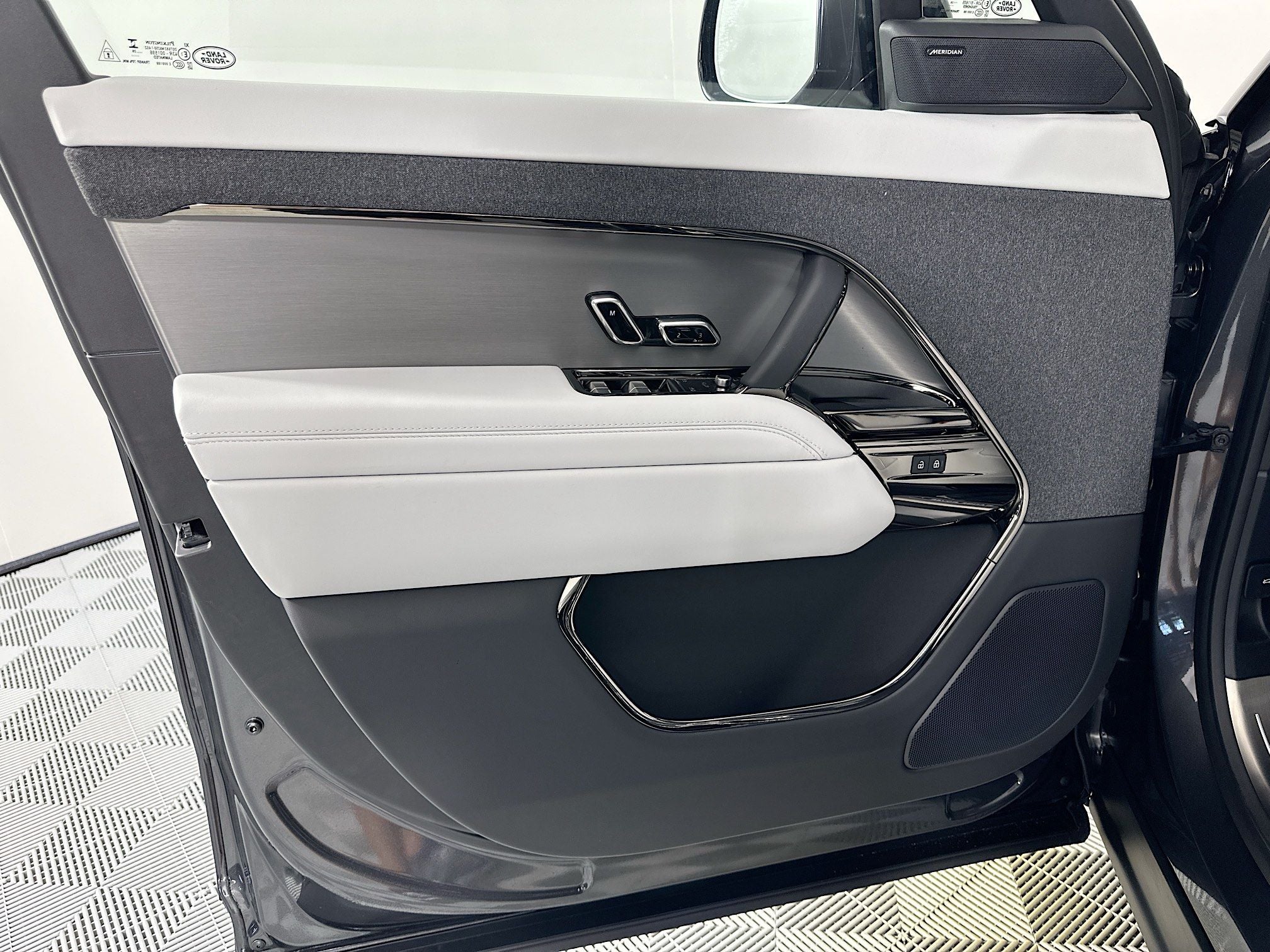 2026 Land Rover Range Rover Sport SE