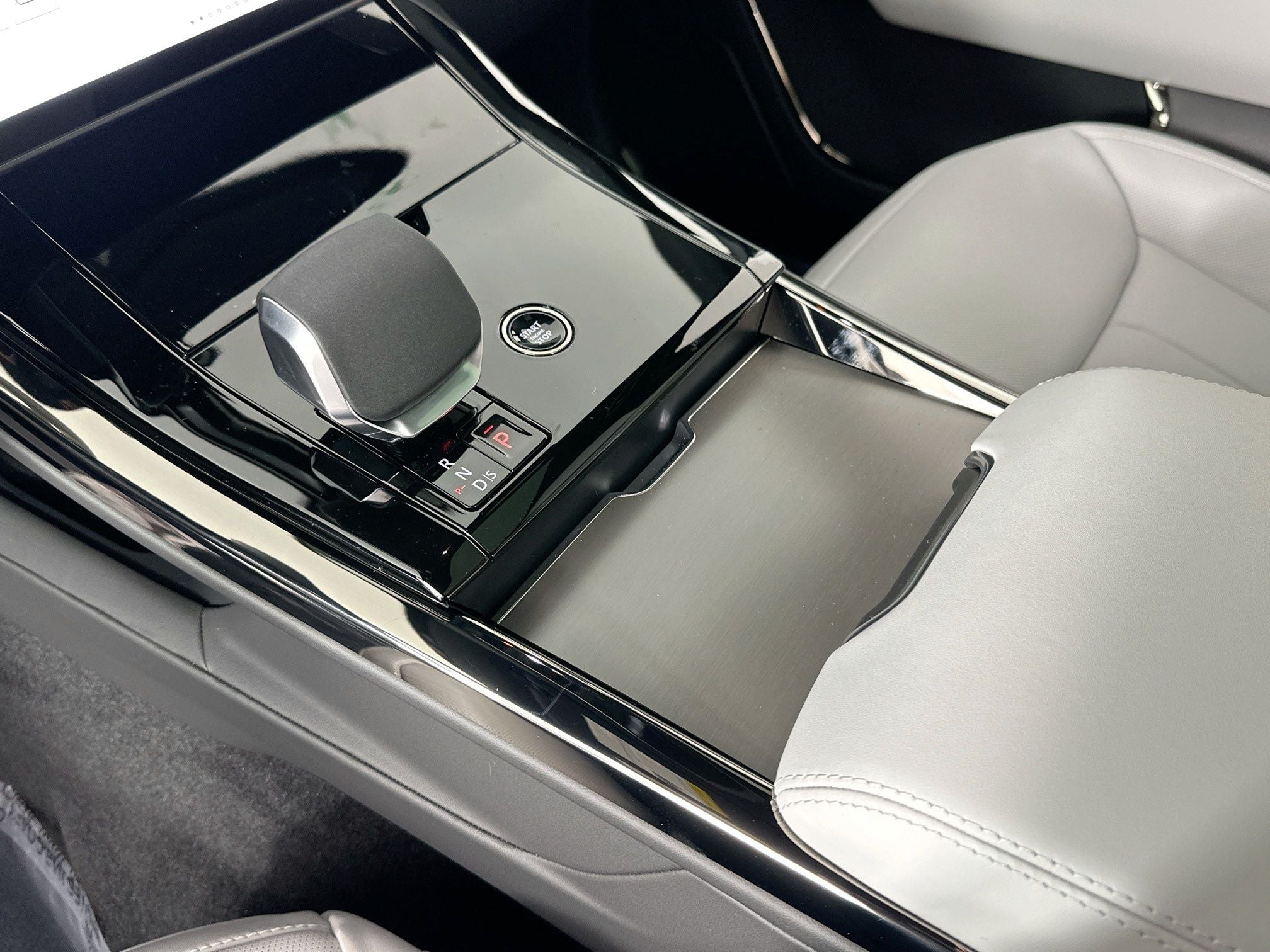 2026 Land Rover Range Rover Sport SE