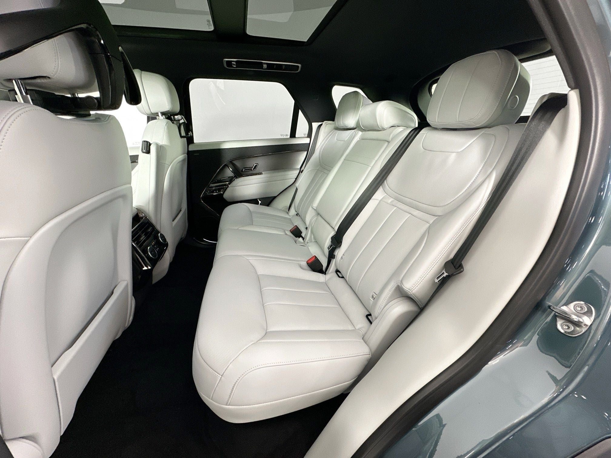 2026 Land Rover Range Rover Sport SE