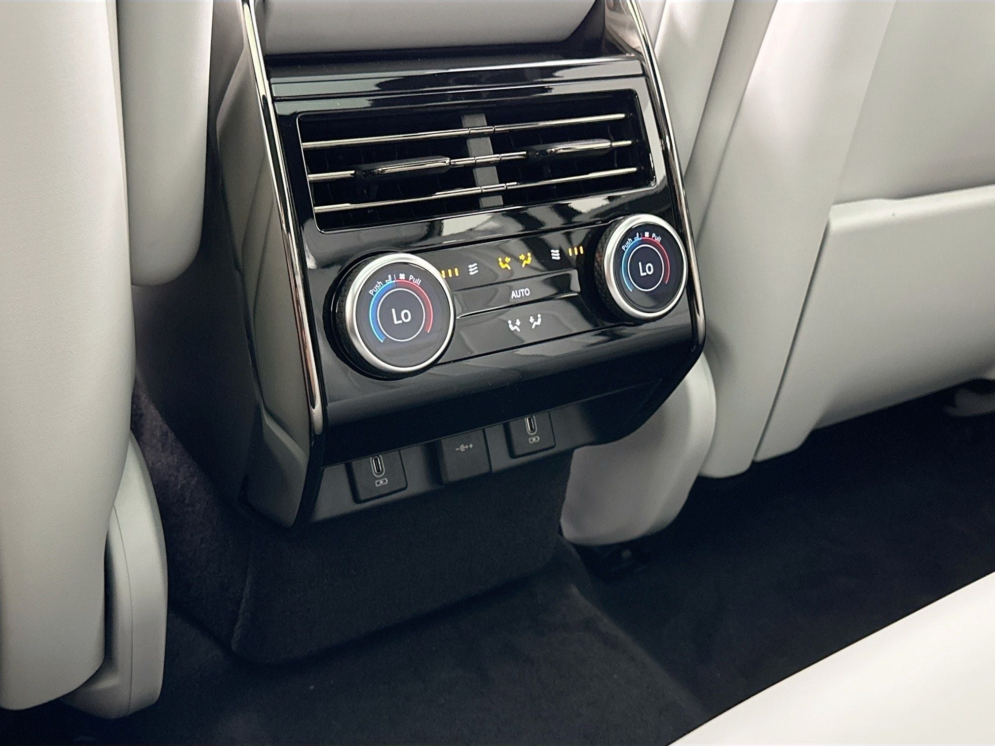 2026 Land Rover Range Rover Sport SE