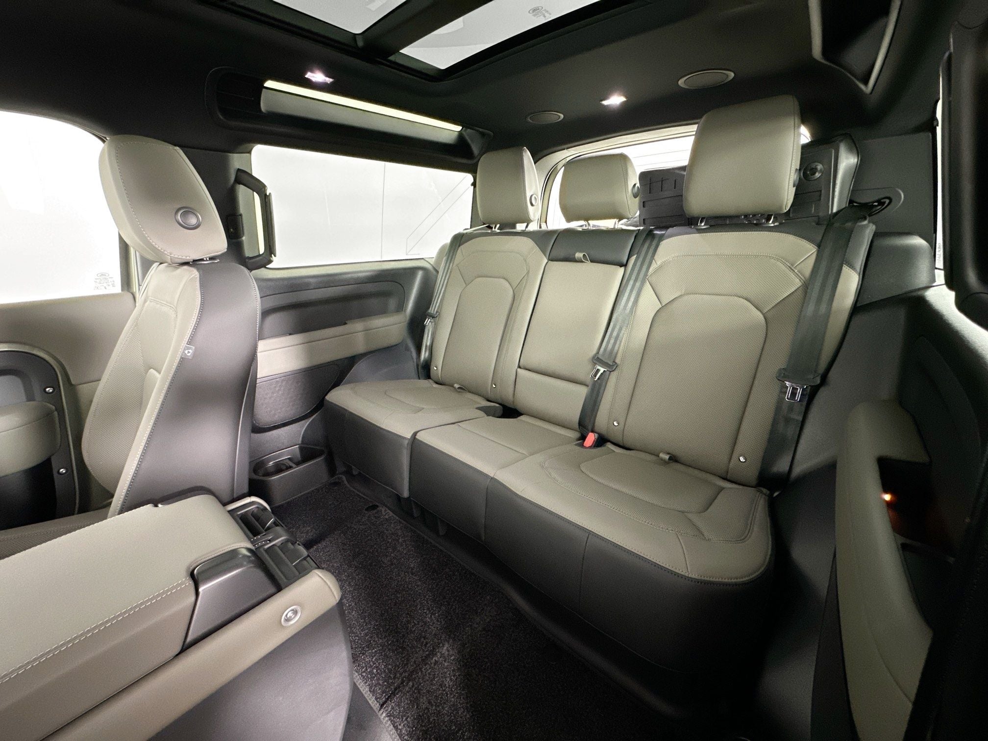 2025 Land Rover Defender 90 X-Dynamic SE