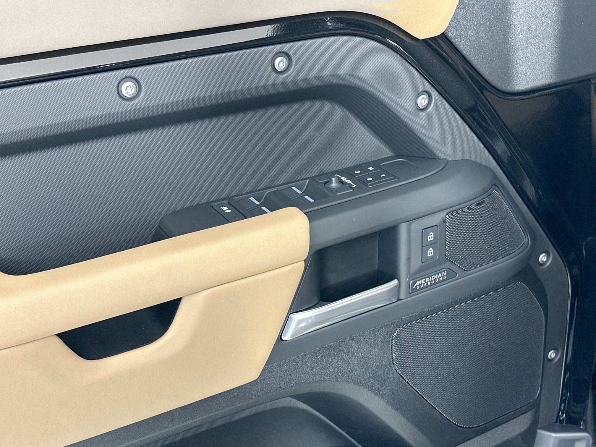 2026 Land Rover Defender 110 X-Dynamic SE