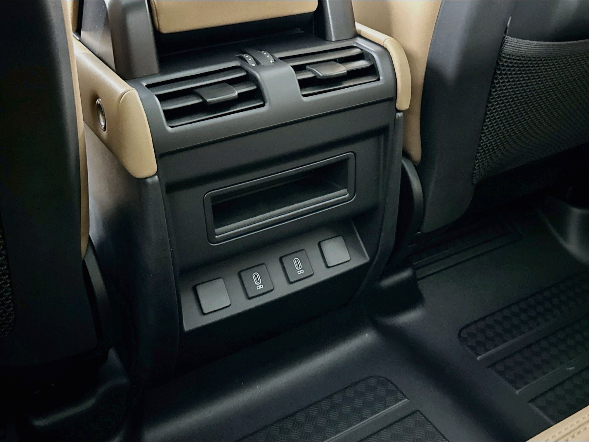 2026 Land Rover Defender 110 X-Dynamic SE