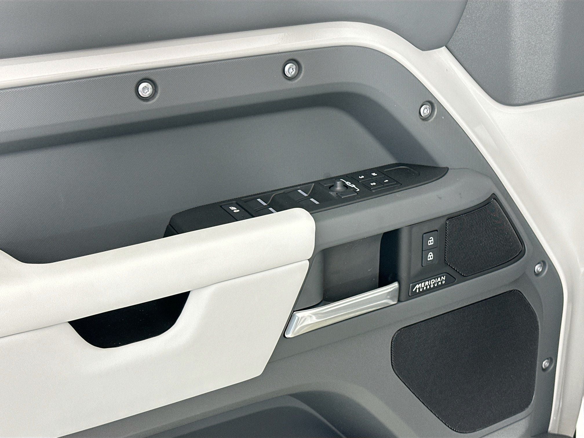 2026 Land Rover Defender 110 X-Dynamic SE