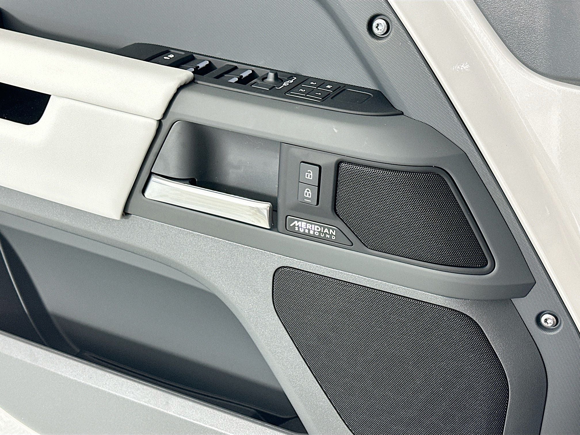 2026 Land Rover Defender 110 X-Dynamic SE