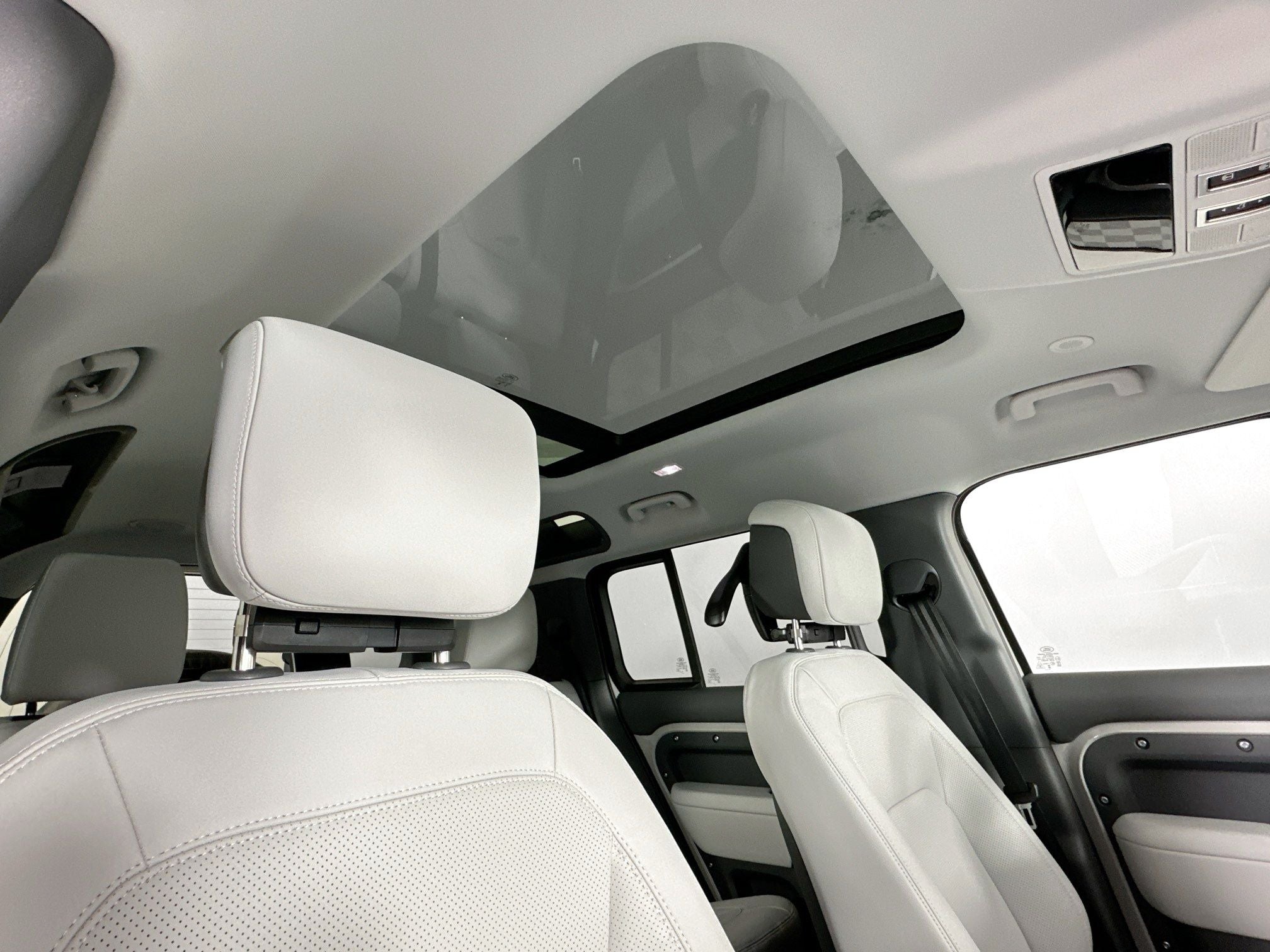 2026 Land Rover Defender 110 X-Dynamic SE