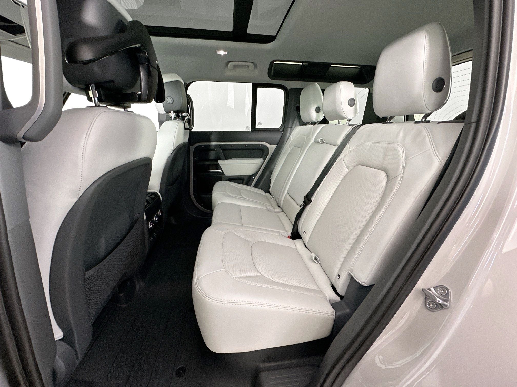 2026 Land Rover Defender 110 X-Dynamic SE