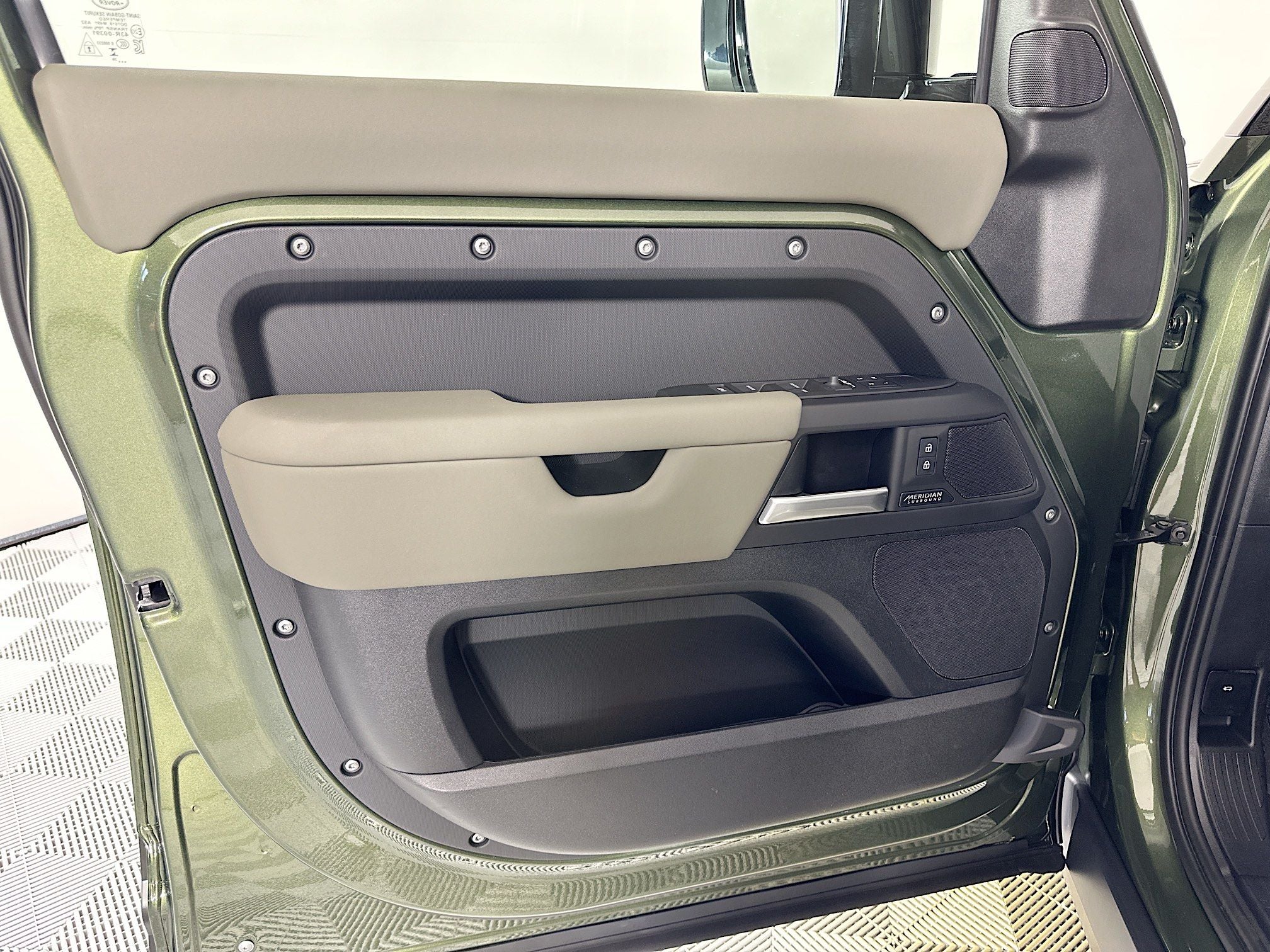 2026 Land Rover Defender 110 X-Dynamic SE