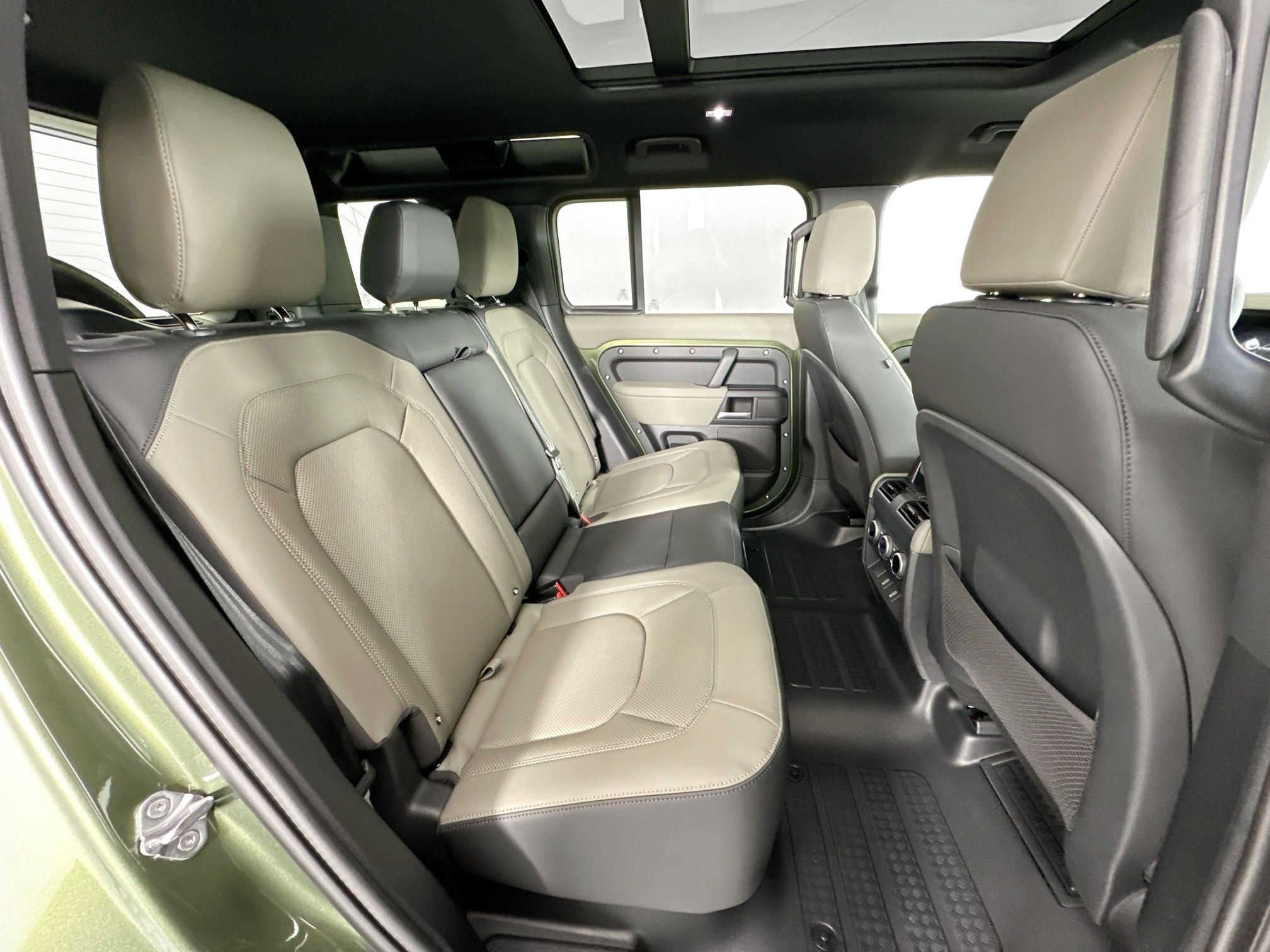 2026 Land Rover Defender 110 X-Dynamic SE