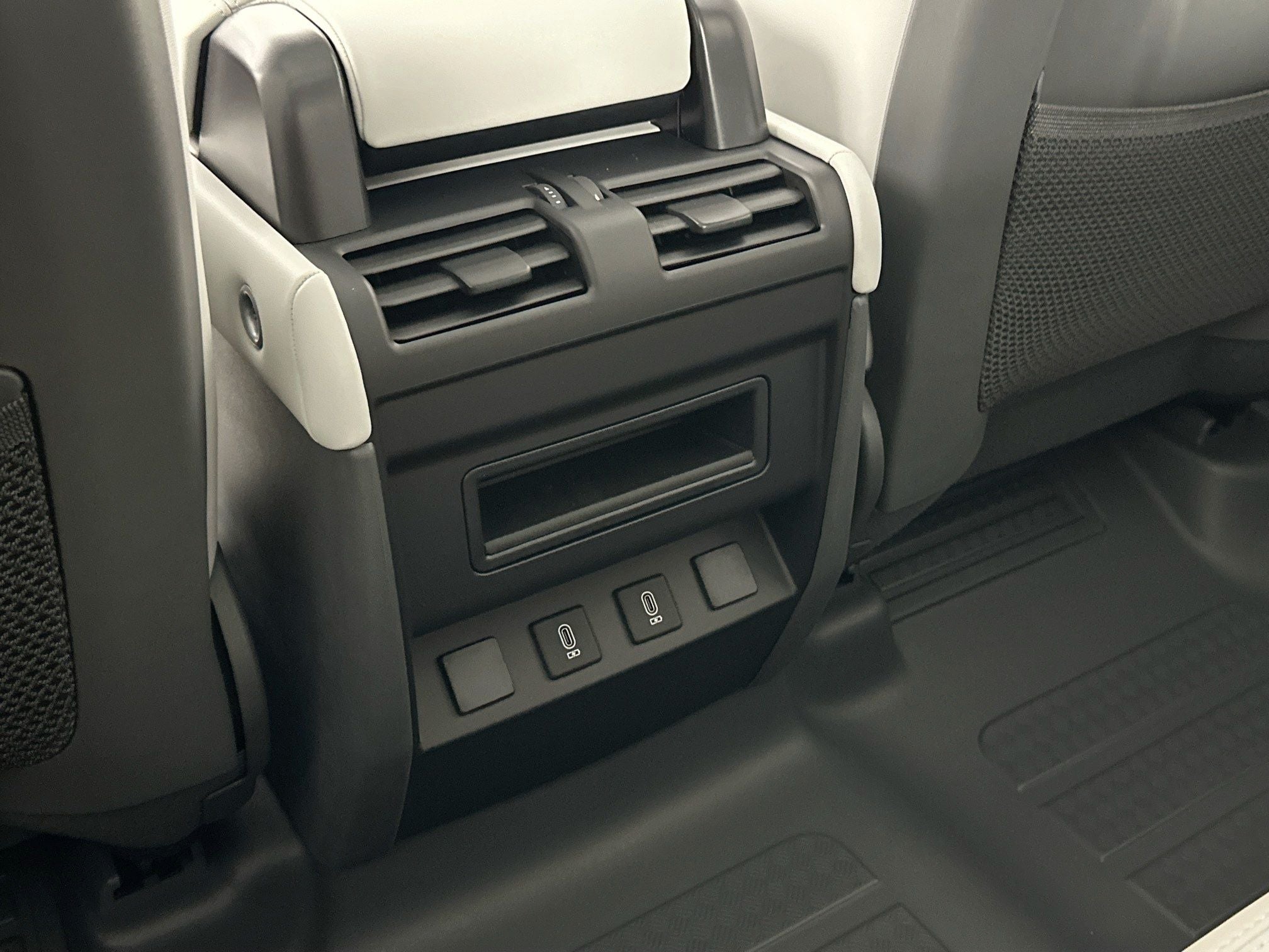 2026 Land Rover Defender 110 X-Dynamic SE