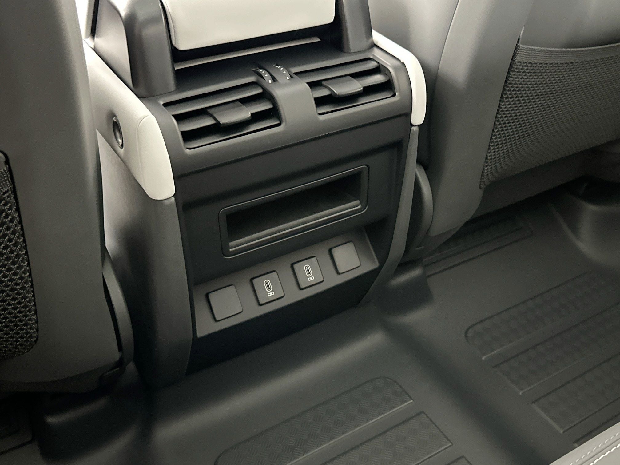2026 Land Rover Defender 110 X-Dynamic SE