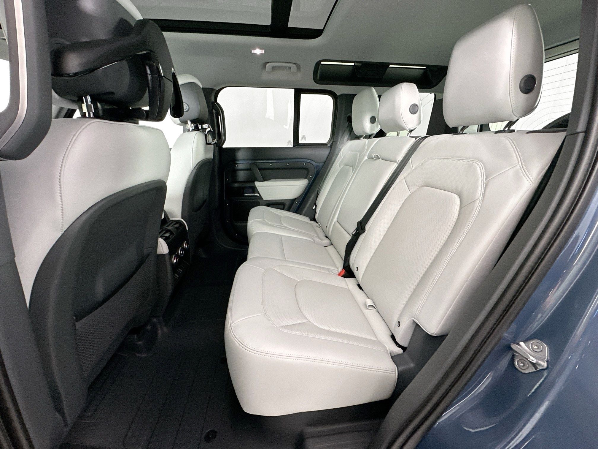2026 Land Rover Defender 110 X-Dynamic SE