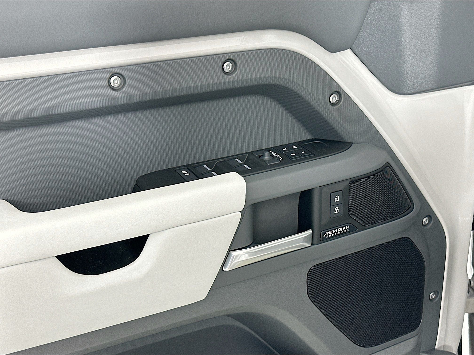 2026 Land Rover Defender 110 X-Dynamic SE