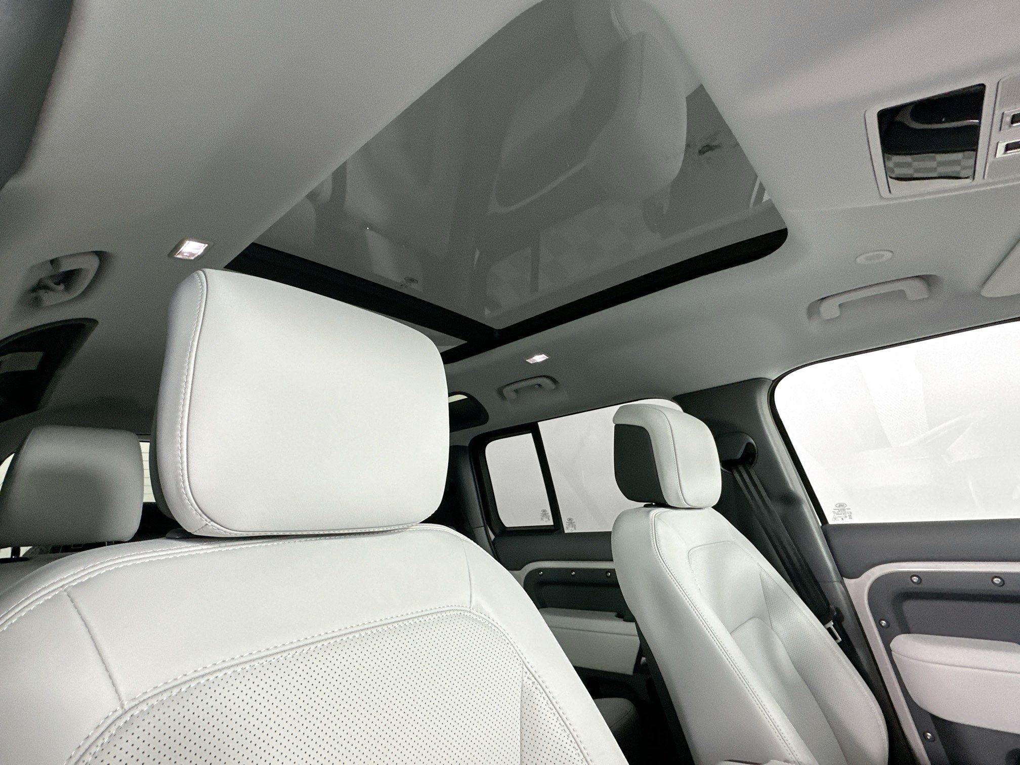 2026 Land Rover Defender 110 X-Dynamic SE