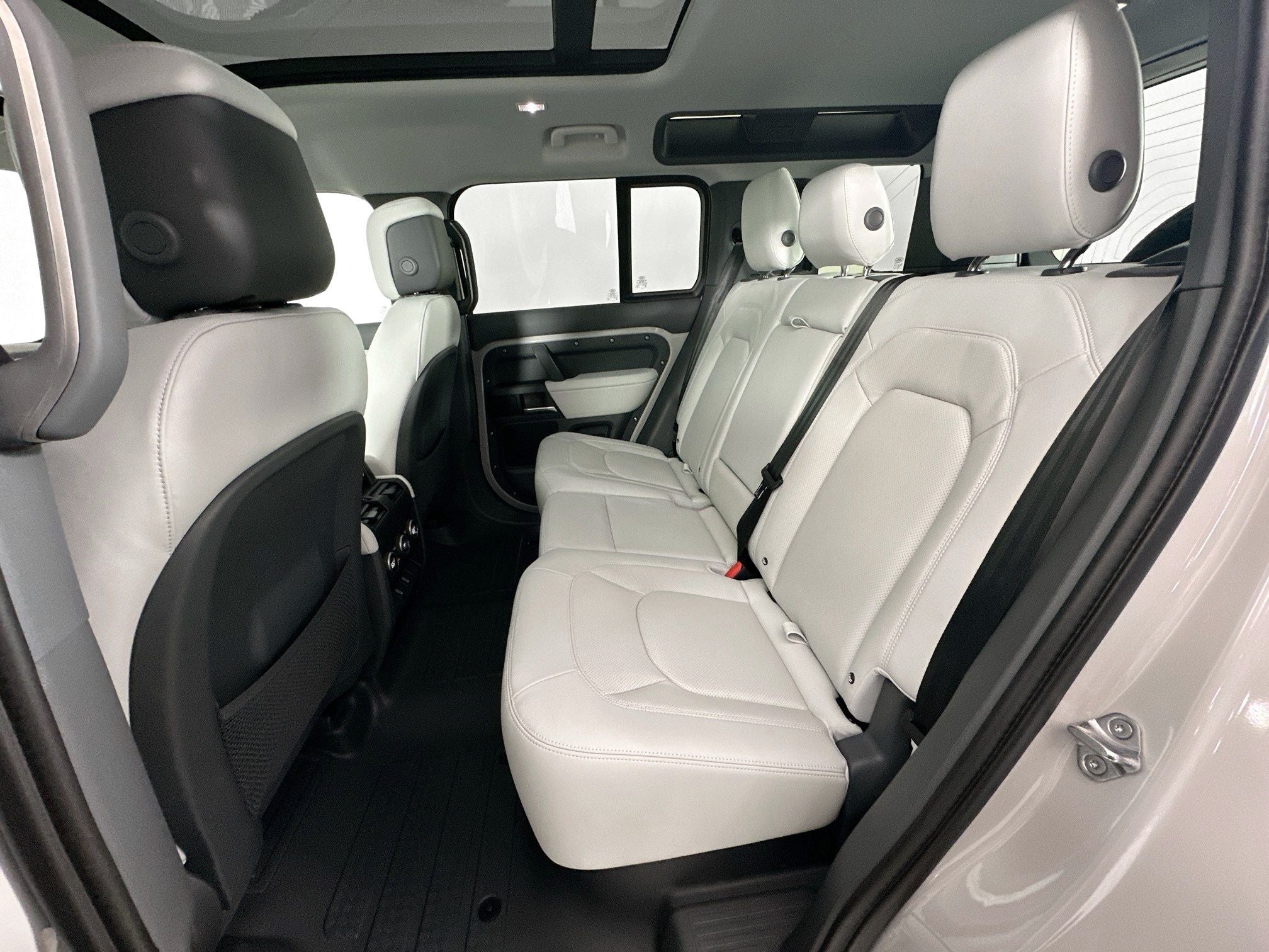 2026 Land Rover Defender 110 X-Dynamic SE