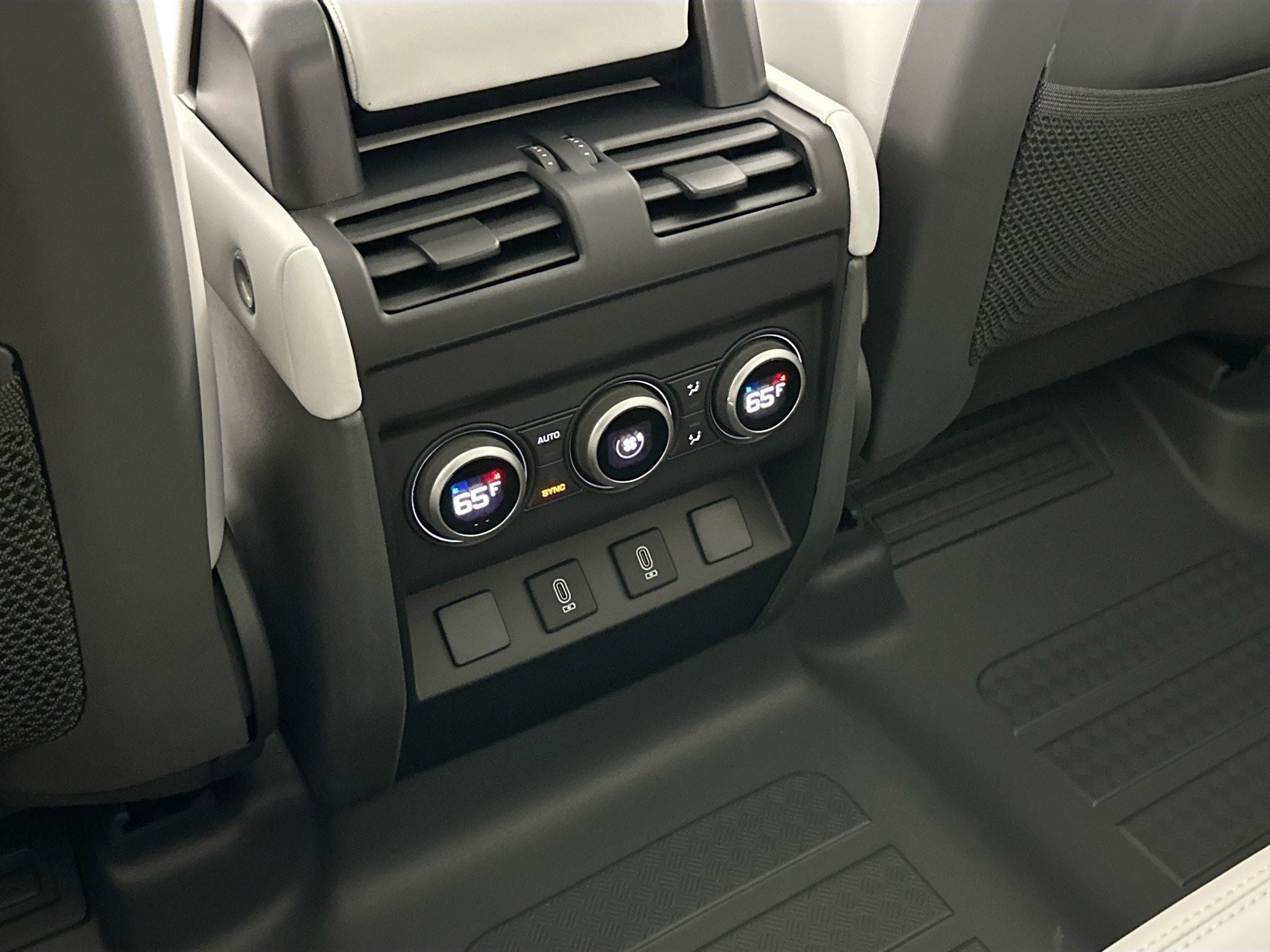 2026 Land Rover Defender 110 X-Dynamic SE