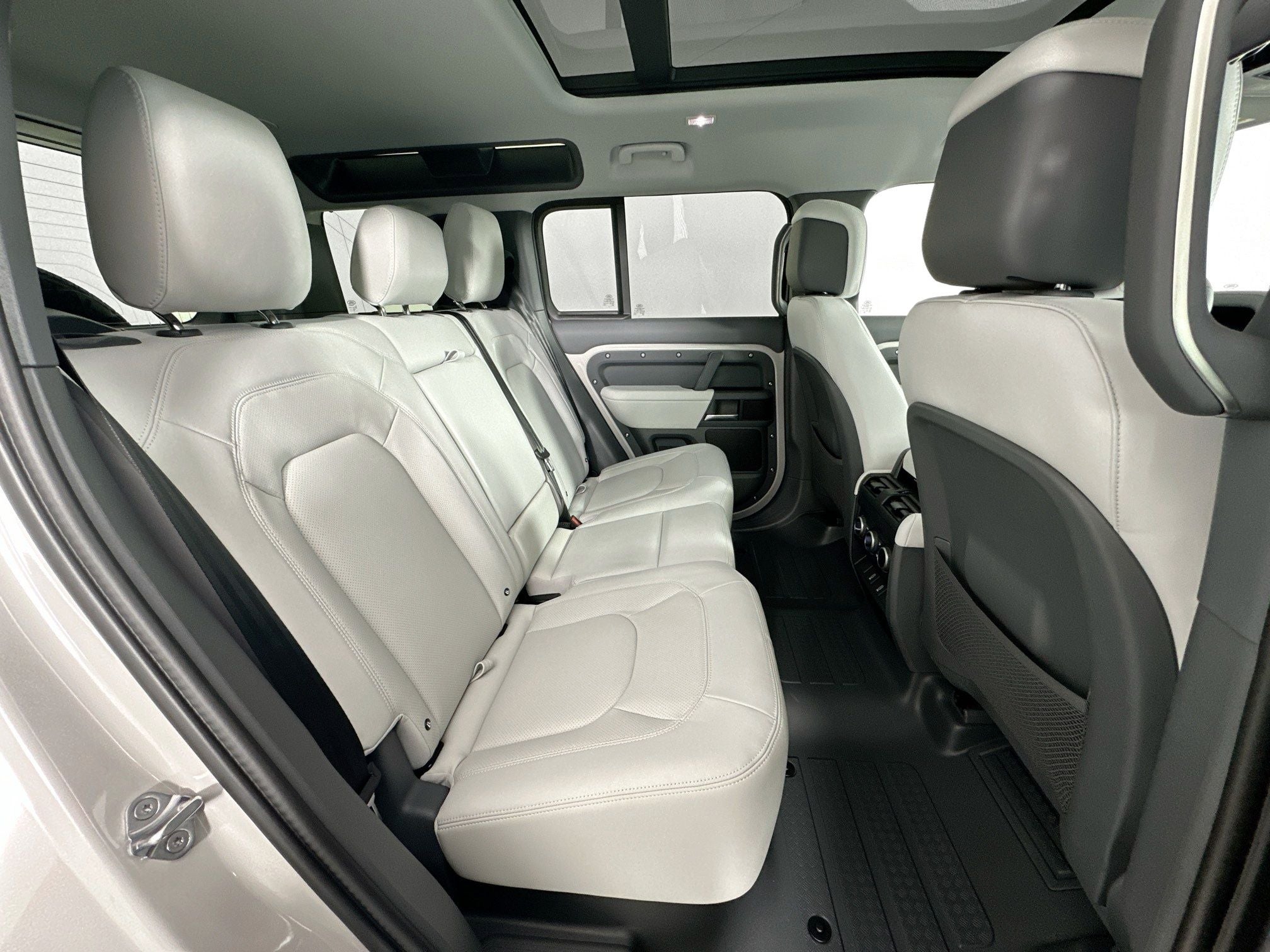 2026 Land Rover Defender 110 X-Dynamic SE