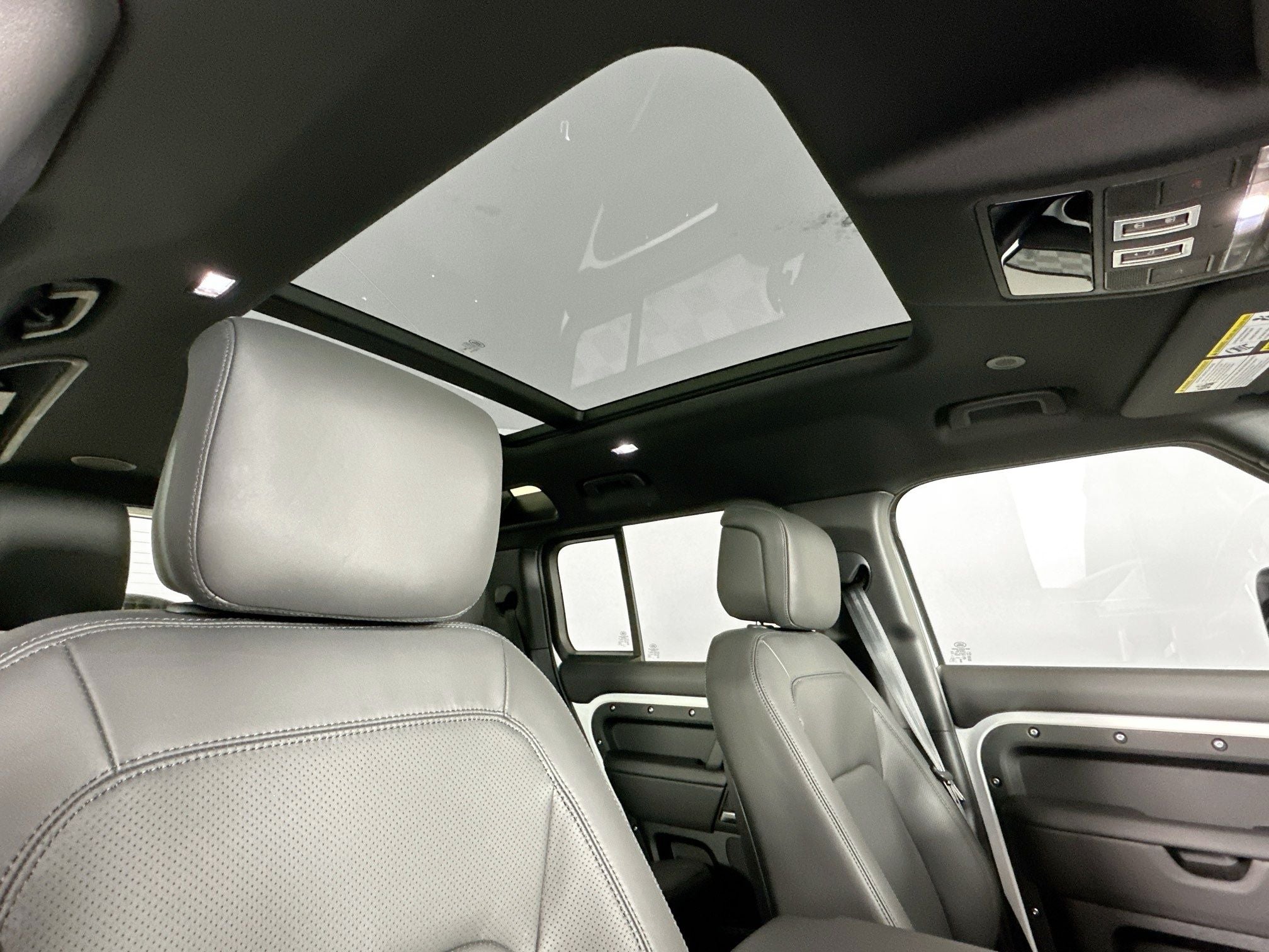 2026 Land Rover Defender 110 X-Dynamic SE