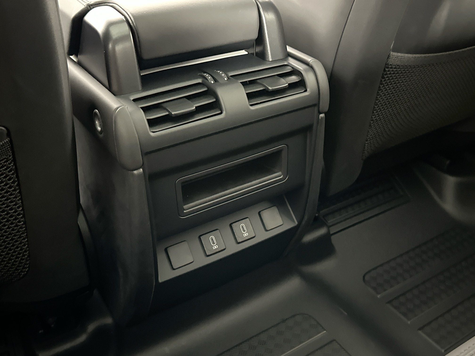 2026 Land Rover Defender 110 X-Dynamic SE