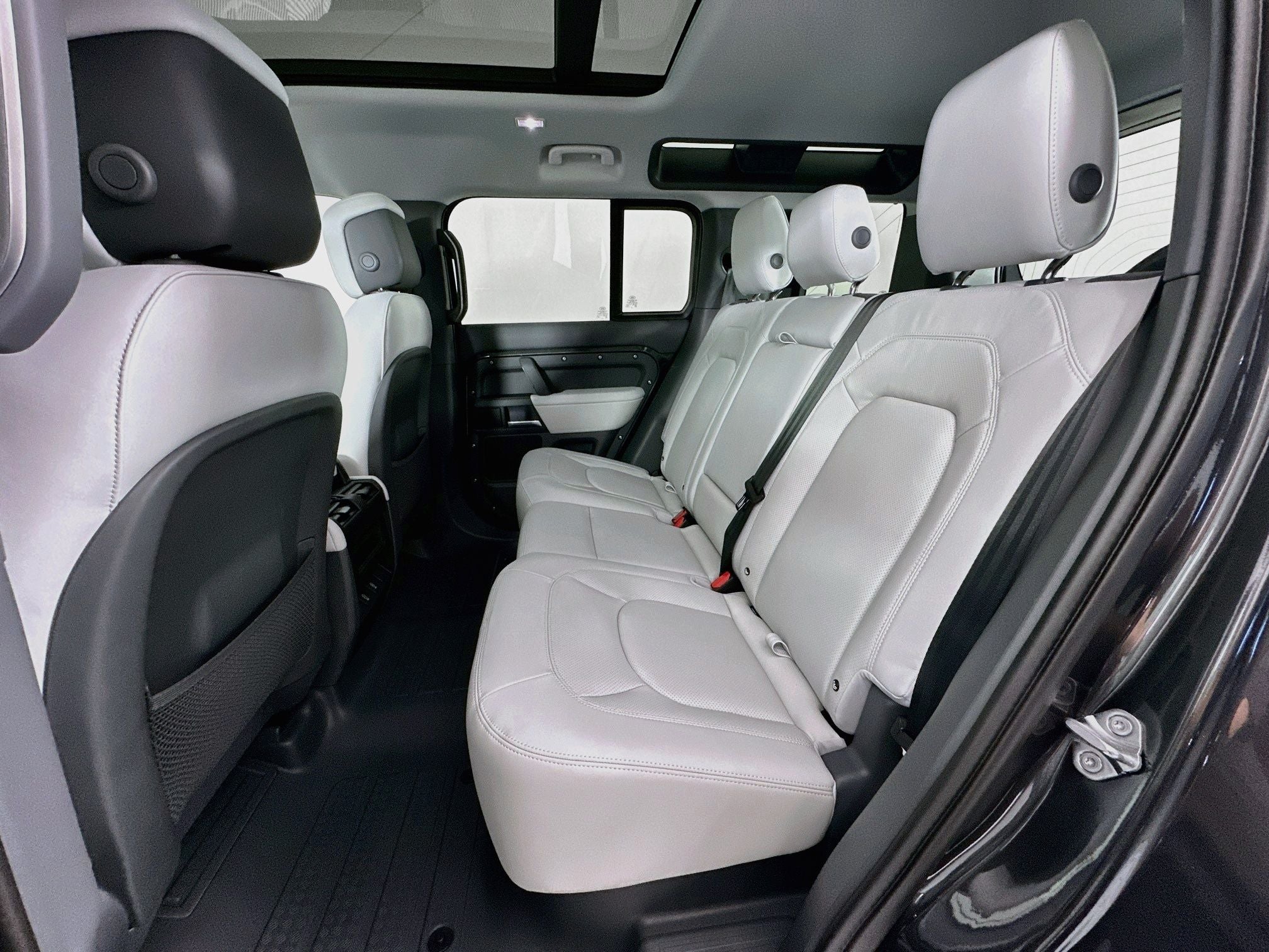 2026 Land Rover Defender 110 X-Dynamic SE