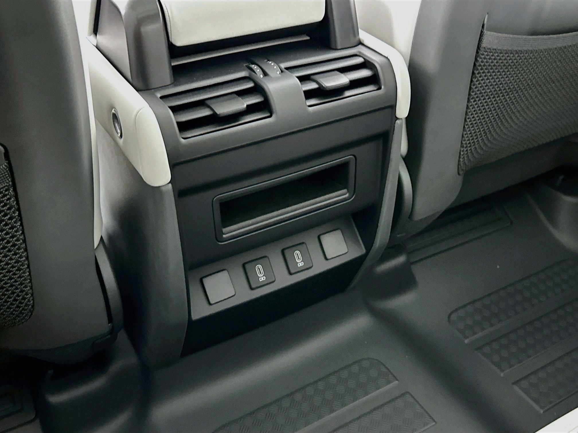 2026 Land Rover Defender 110 X-Dynamic SE