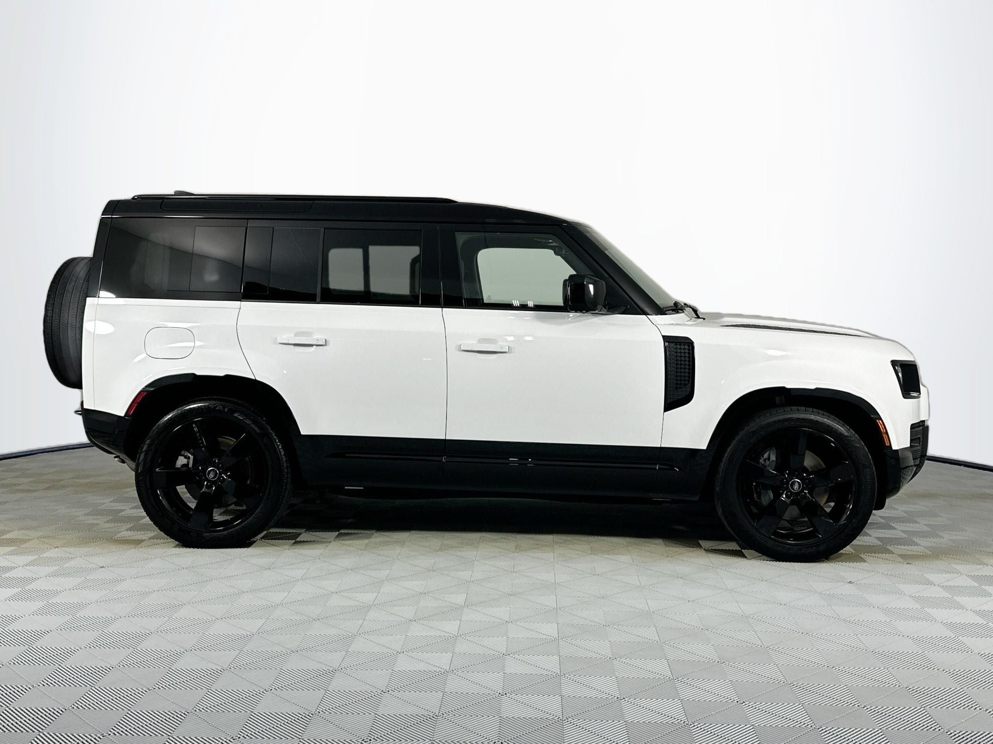 2024 Land Rover Defender 110 X-Dynamic SE