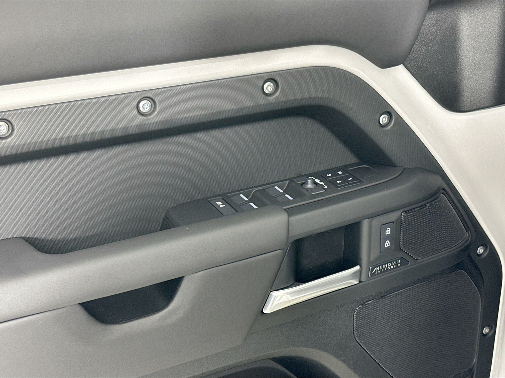 2026 Land Rover Defender 110 X-Dynamic SE
