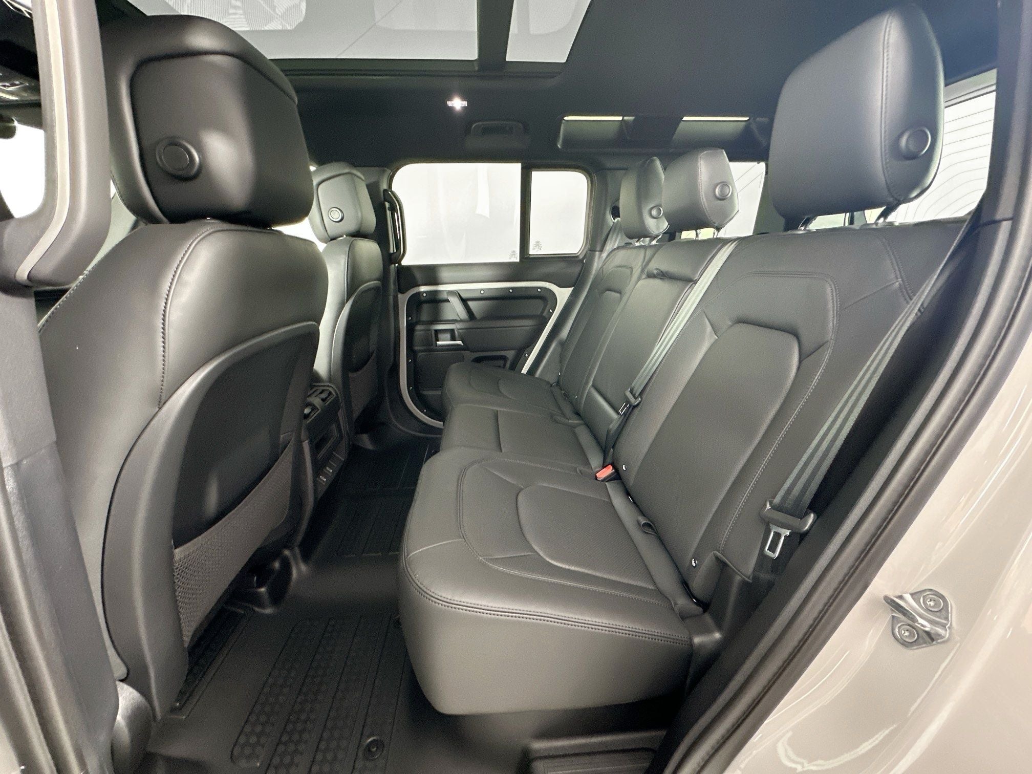 2026 Land Rover Defender 110 X-Dynamic SE
