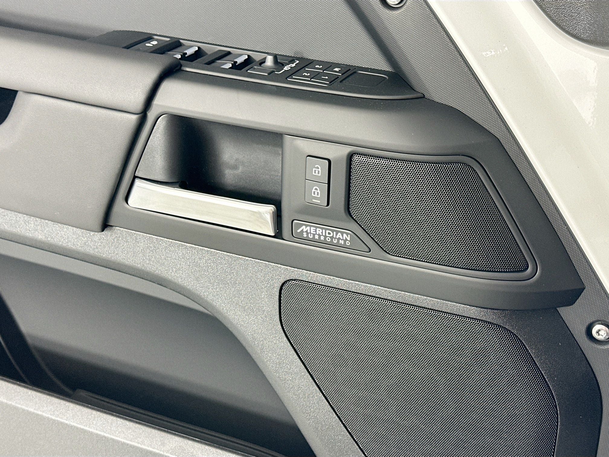 2026 Land Rover Defender 110 X-Dynamic SE
