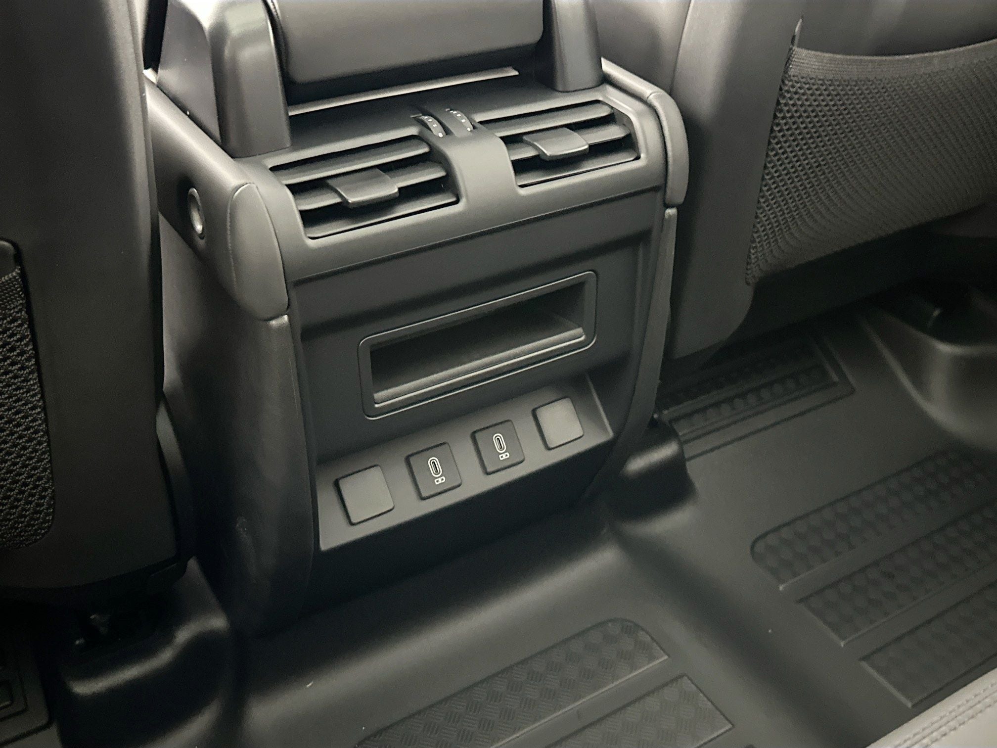 2026 Land Rover Defender 110 X-Dynamic SE