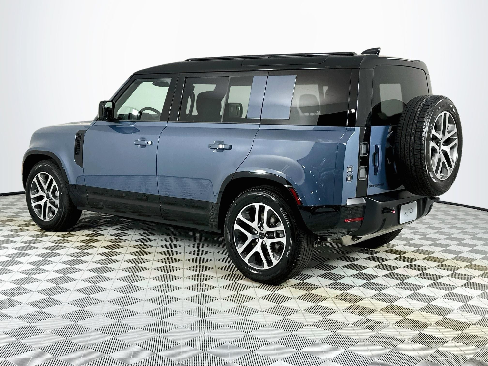 2026 Land Rover Defender 110 X-Dynamic SE