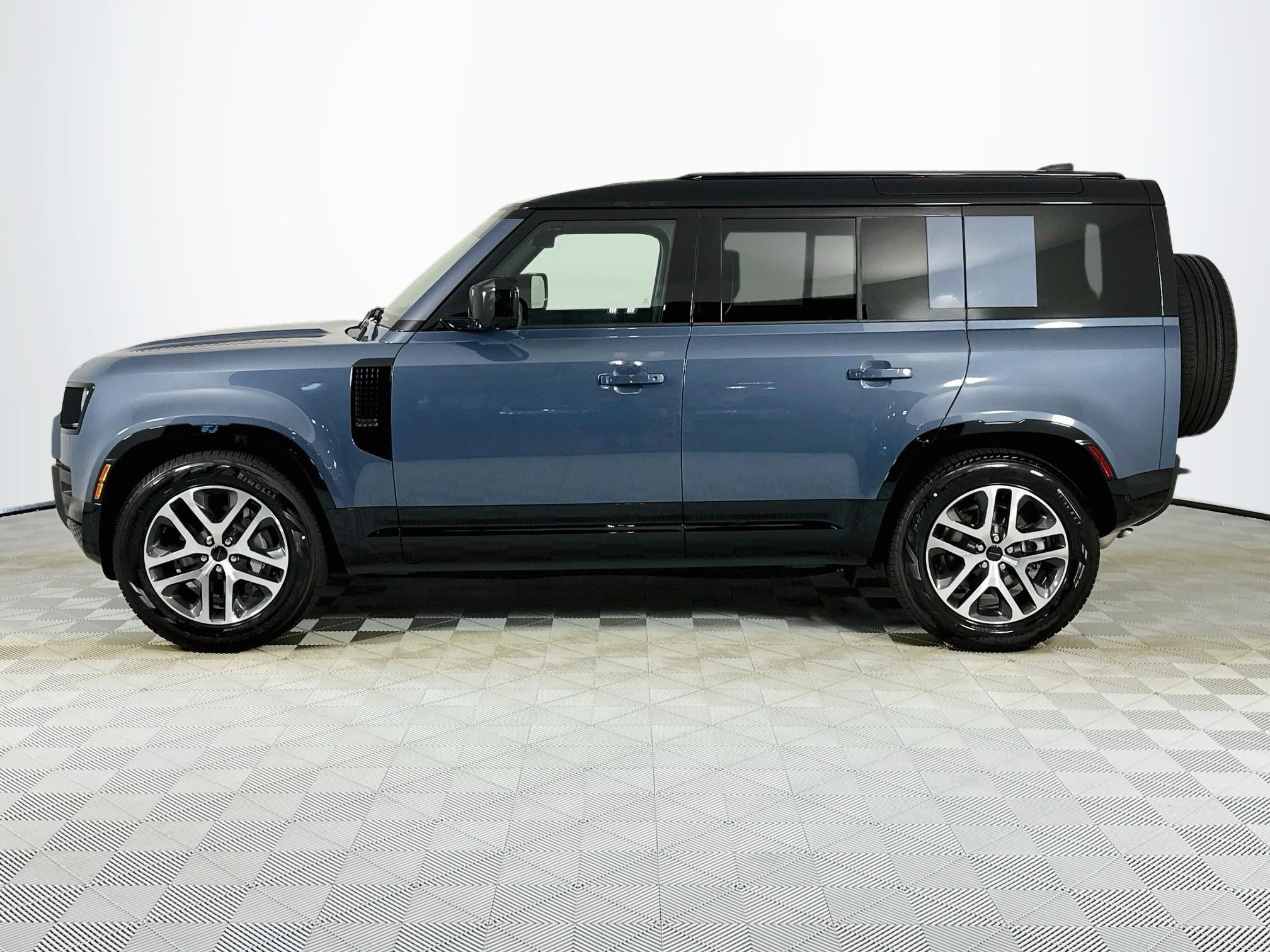2026 Land Rover Defender 110 X-Dynamic SE