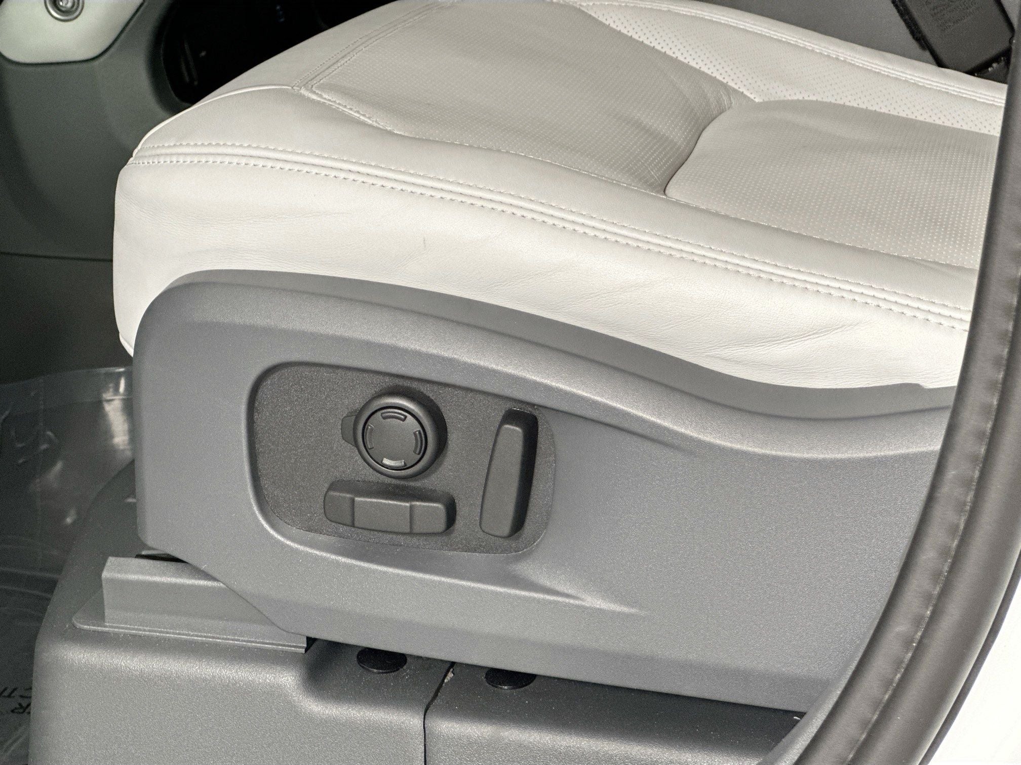 2025 Land Rover Defender 110 X-Dynamic SE