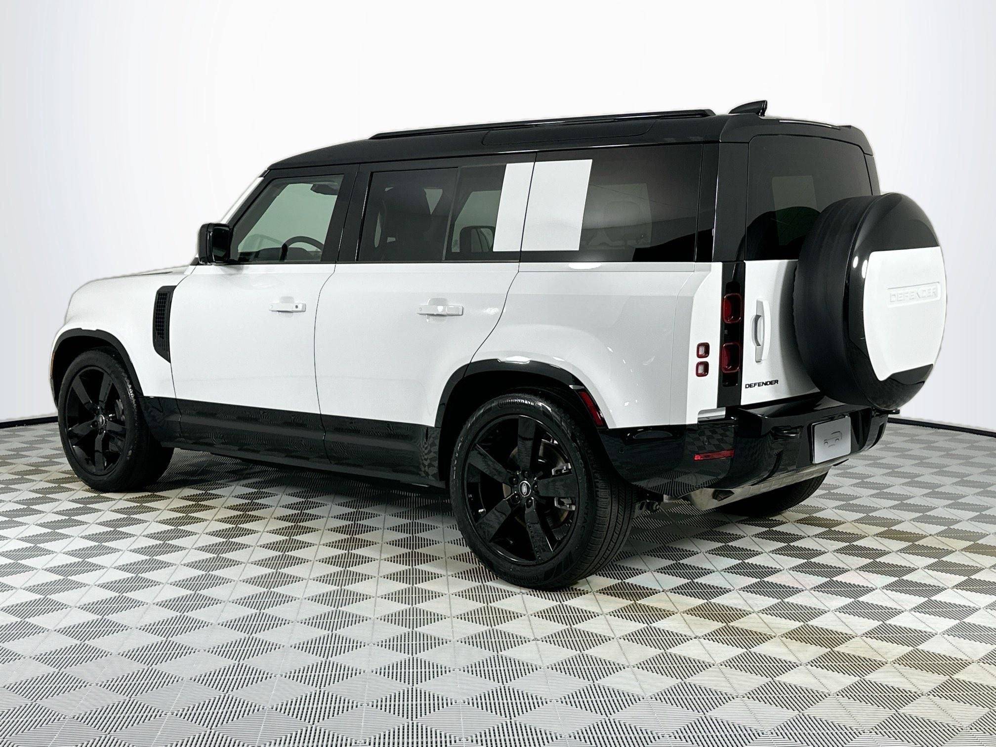2025 Land Rover Defender 110 X-Dynamic SE