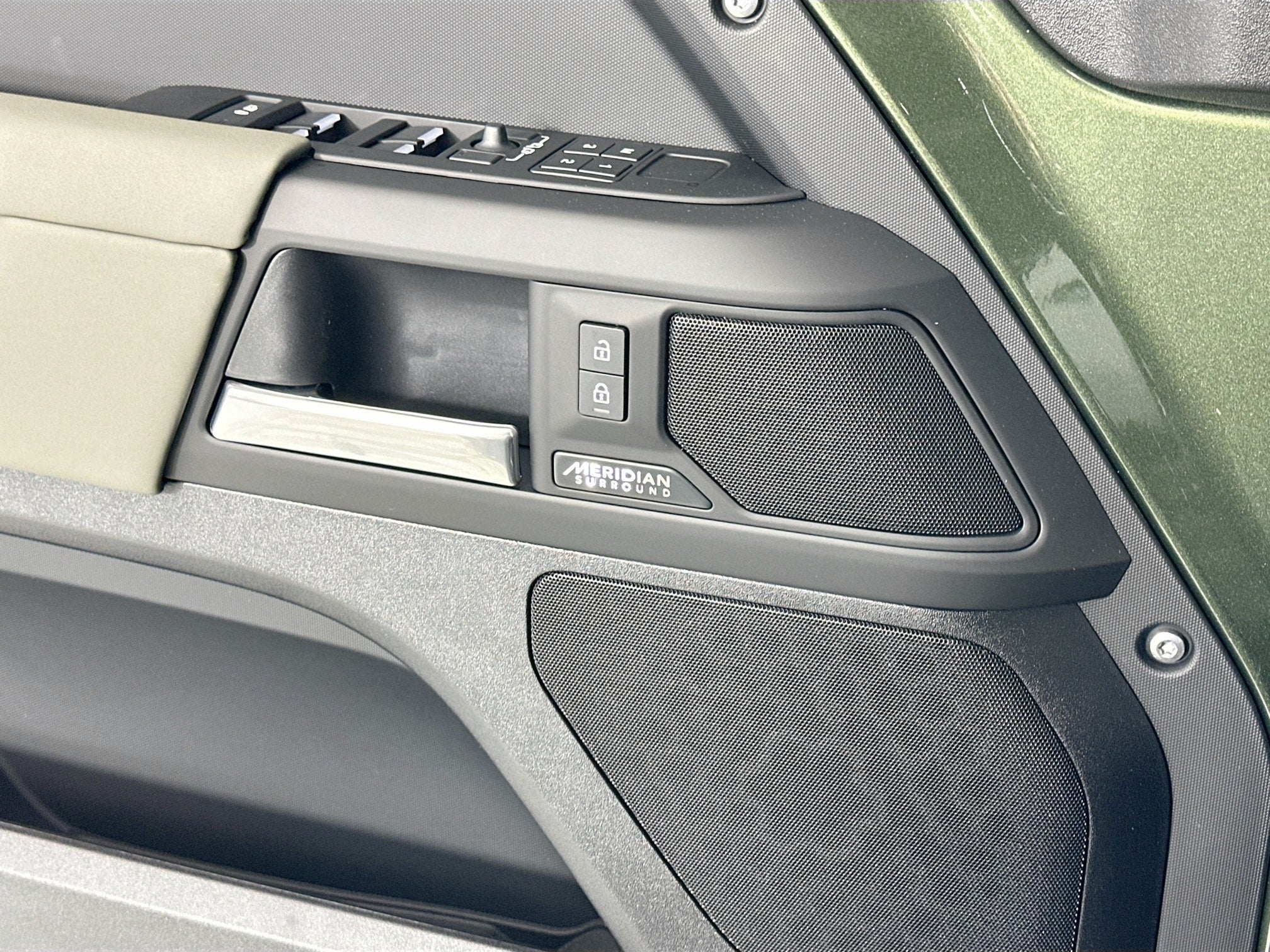 2026 Land Rover Defender 110 X-Dynamic SE