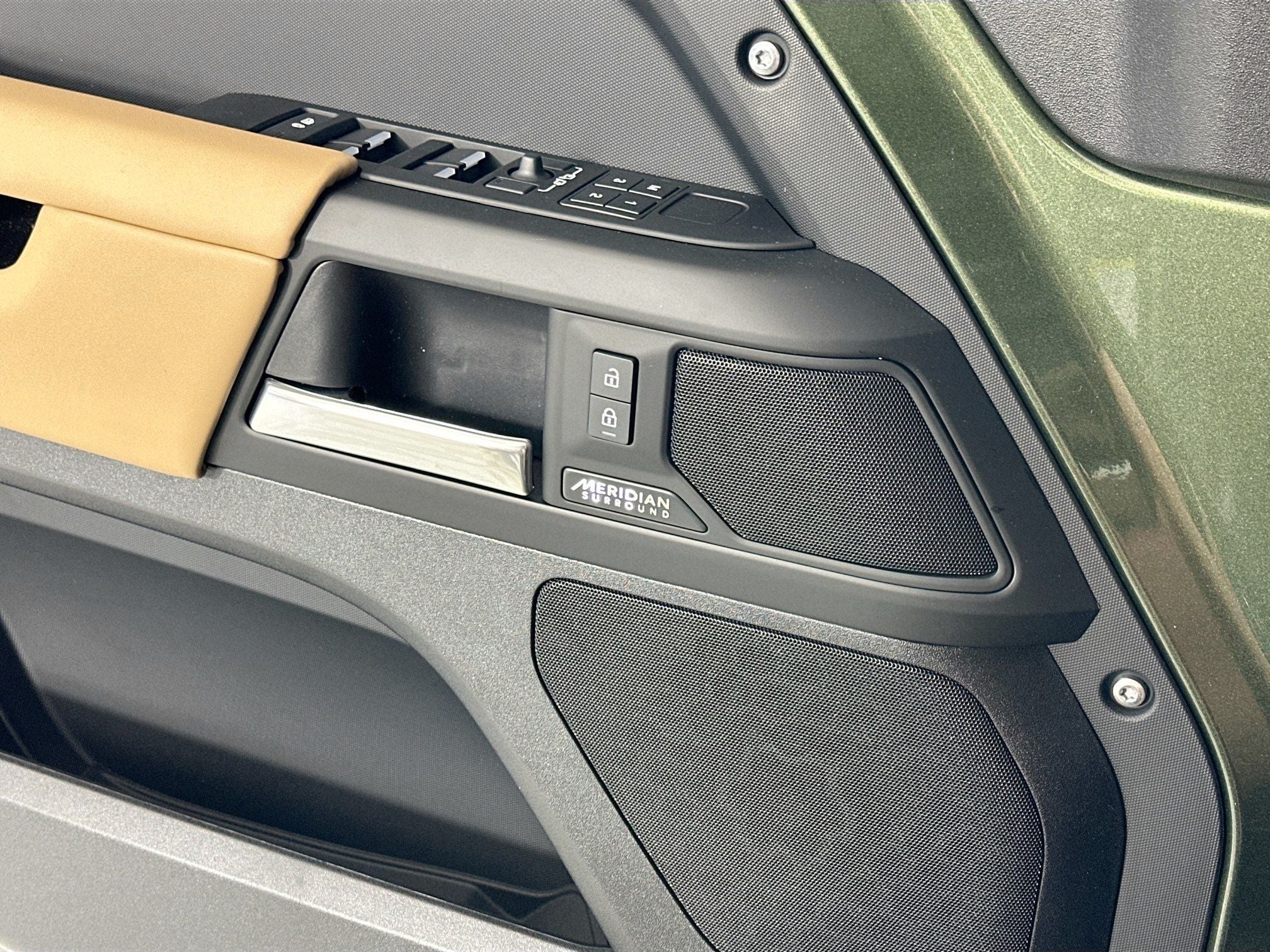 2026 Land Rover Defender 130 X-Dynamic SE