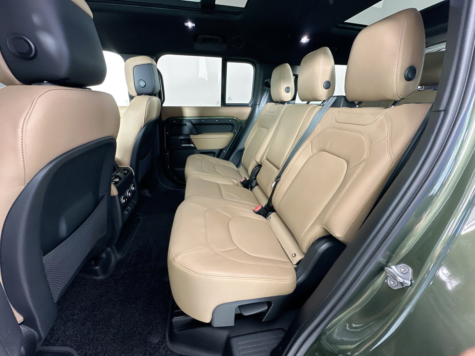 2026 Land Rover Defender 130 X-Dynamic SE