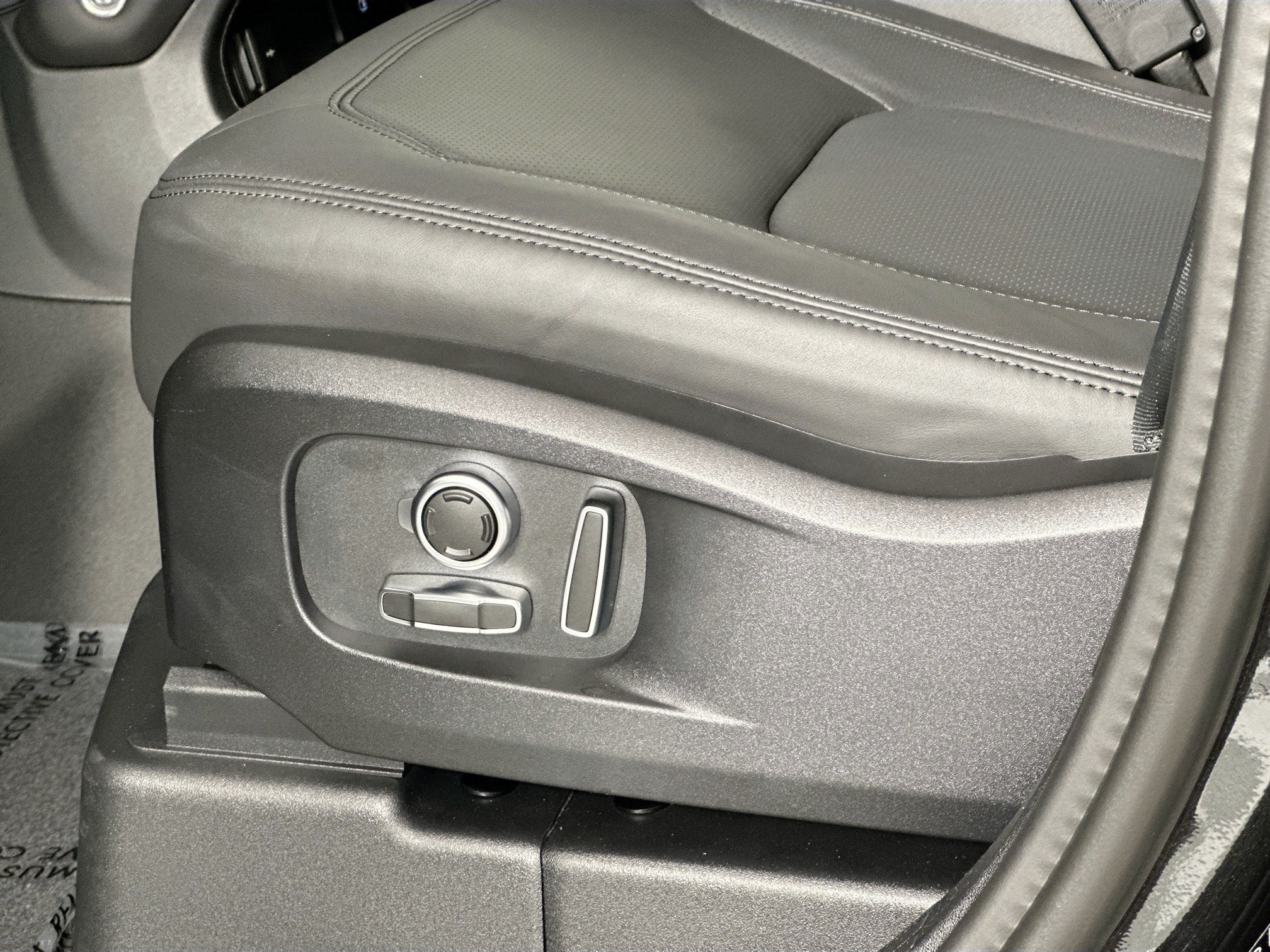 2026 Land Rover Defender 130 X-Dynamic SE