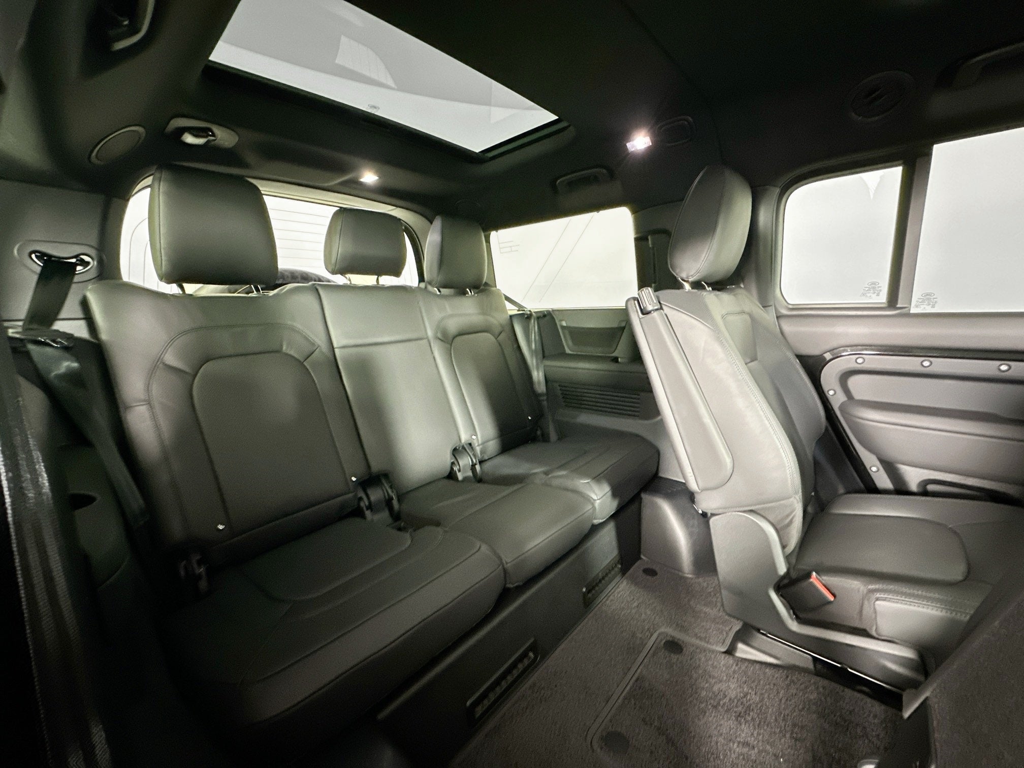 2026 Land Rover Defender 130 X-Dynamic SE