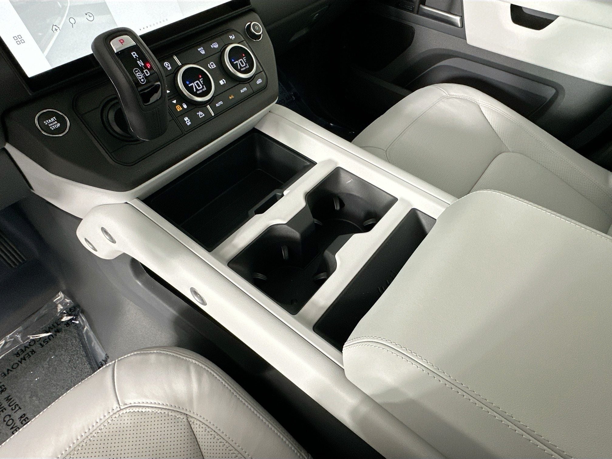2026 Land Rover Defender 130 X-Dynamic SE