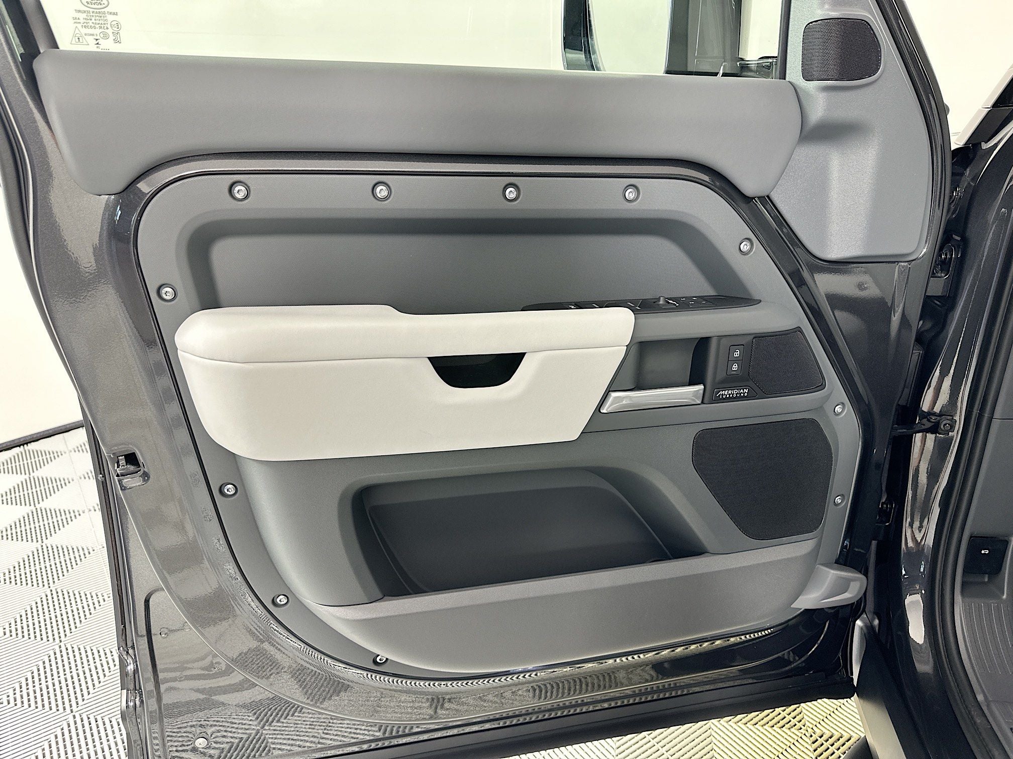 2026 Land Rover Defender 130 X-Dynamic SE