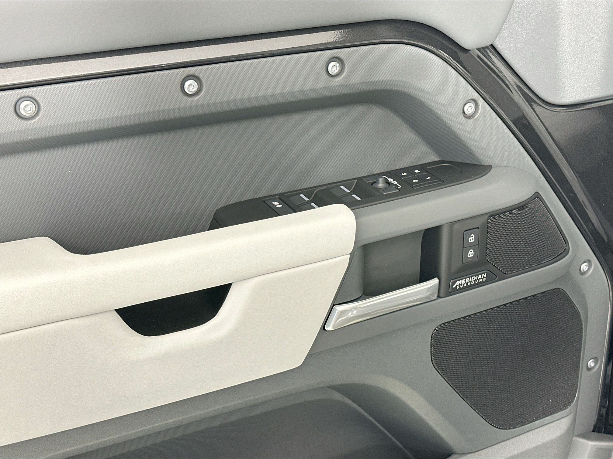 2026 Land Rover Defender 130 X-Dynamic SE