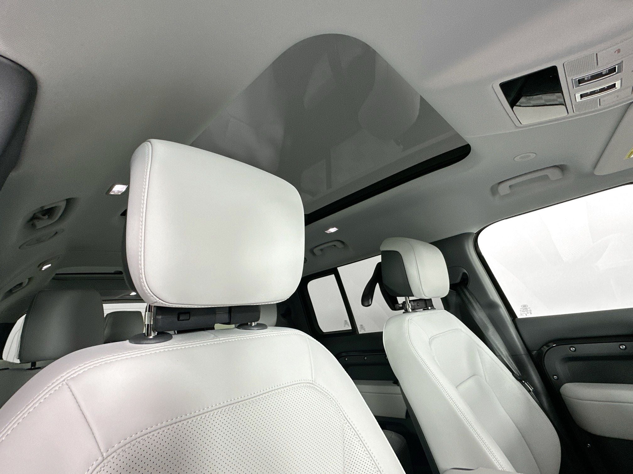 2026 Land Rover Defender 130 X-Dynamic SE