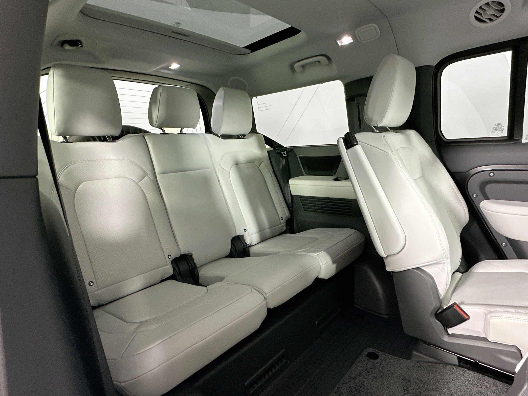 2026 Land Rover Defender 130 X-Dynamic SE
